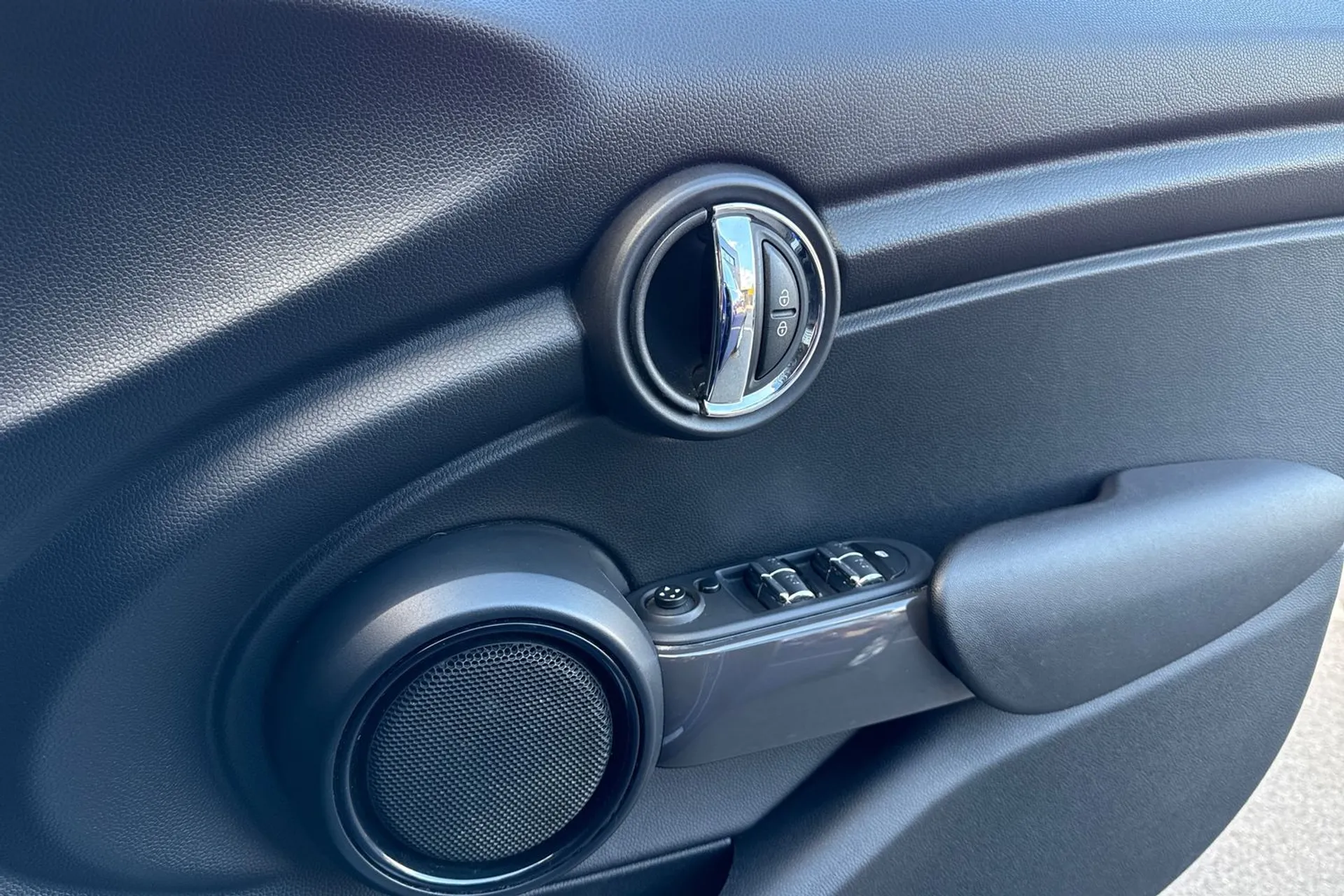 MINI HATCHBACK thumbnail image number 43