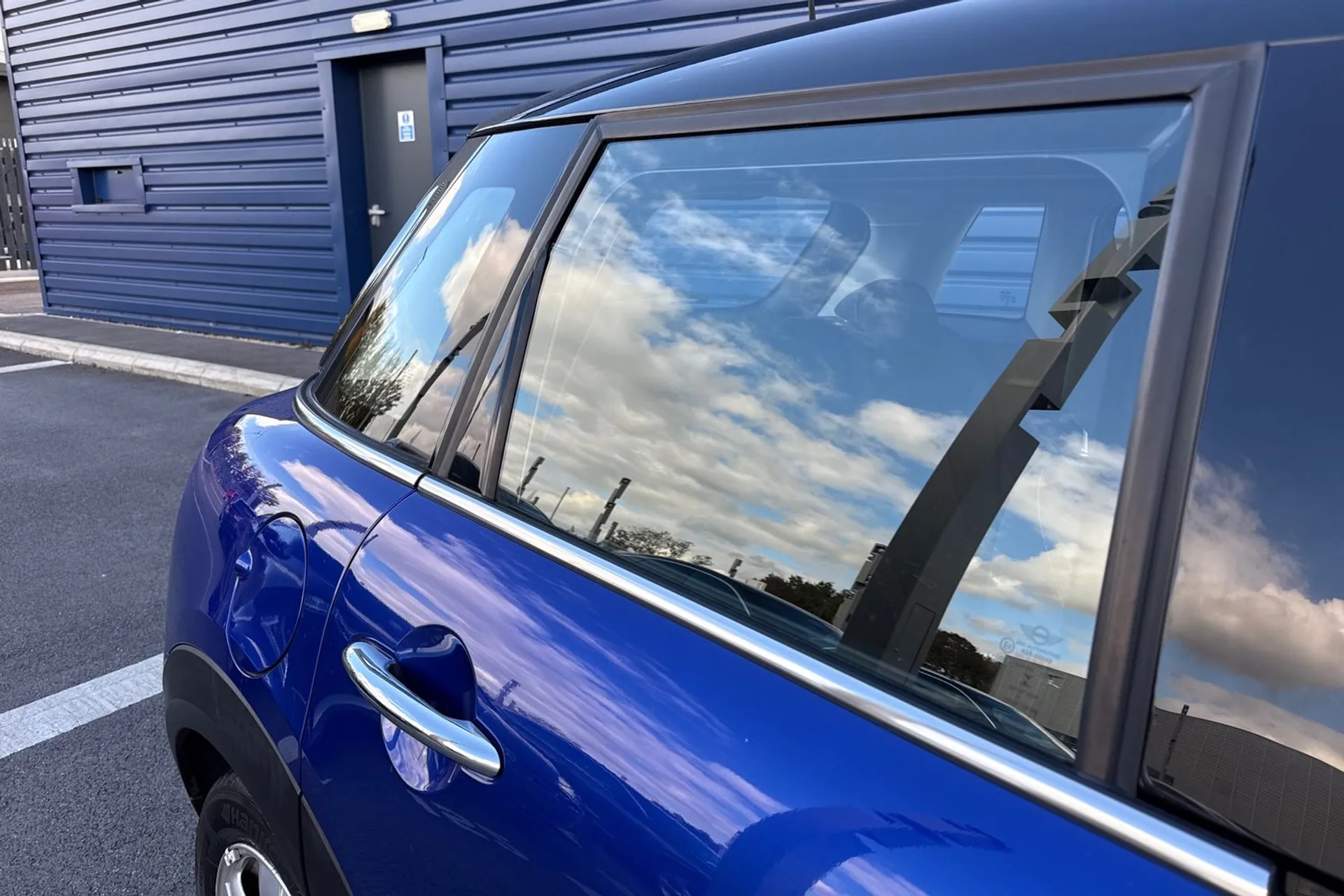 MINI HATCHBACK thumbnail image number 16