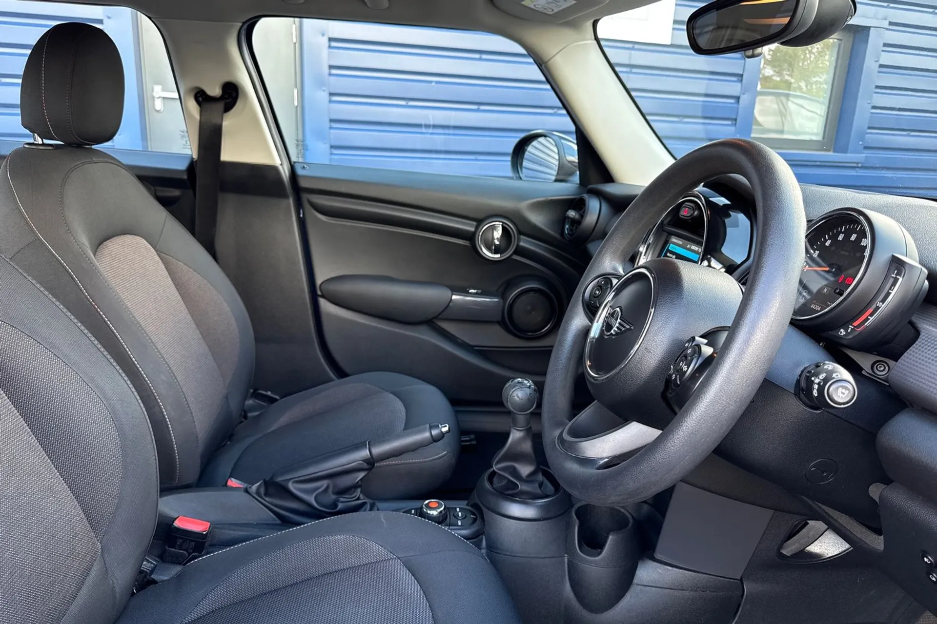 MINI HATCHBACK thumbnail image number 27