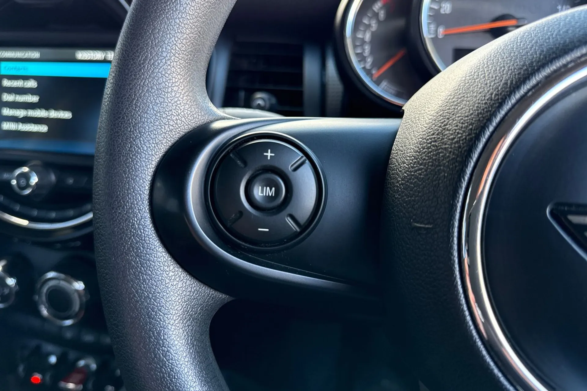 MINI HATCHBACK thumbnail image number 38