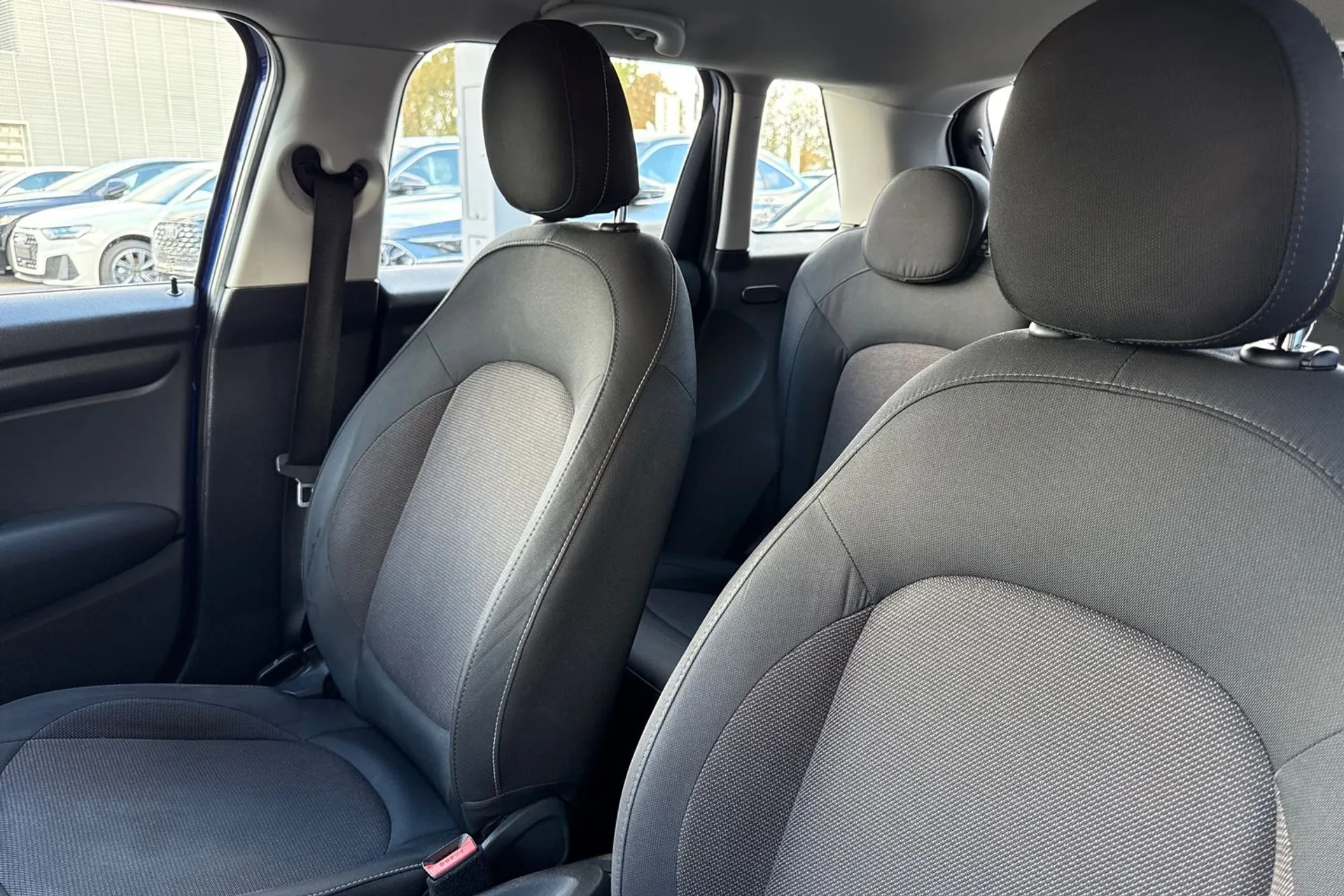 MINI HATCHBACK thumbnail image number 30