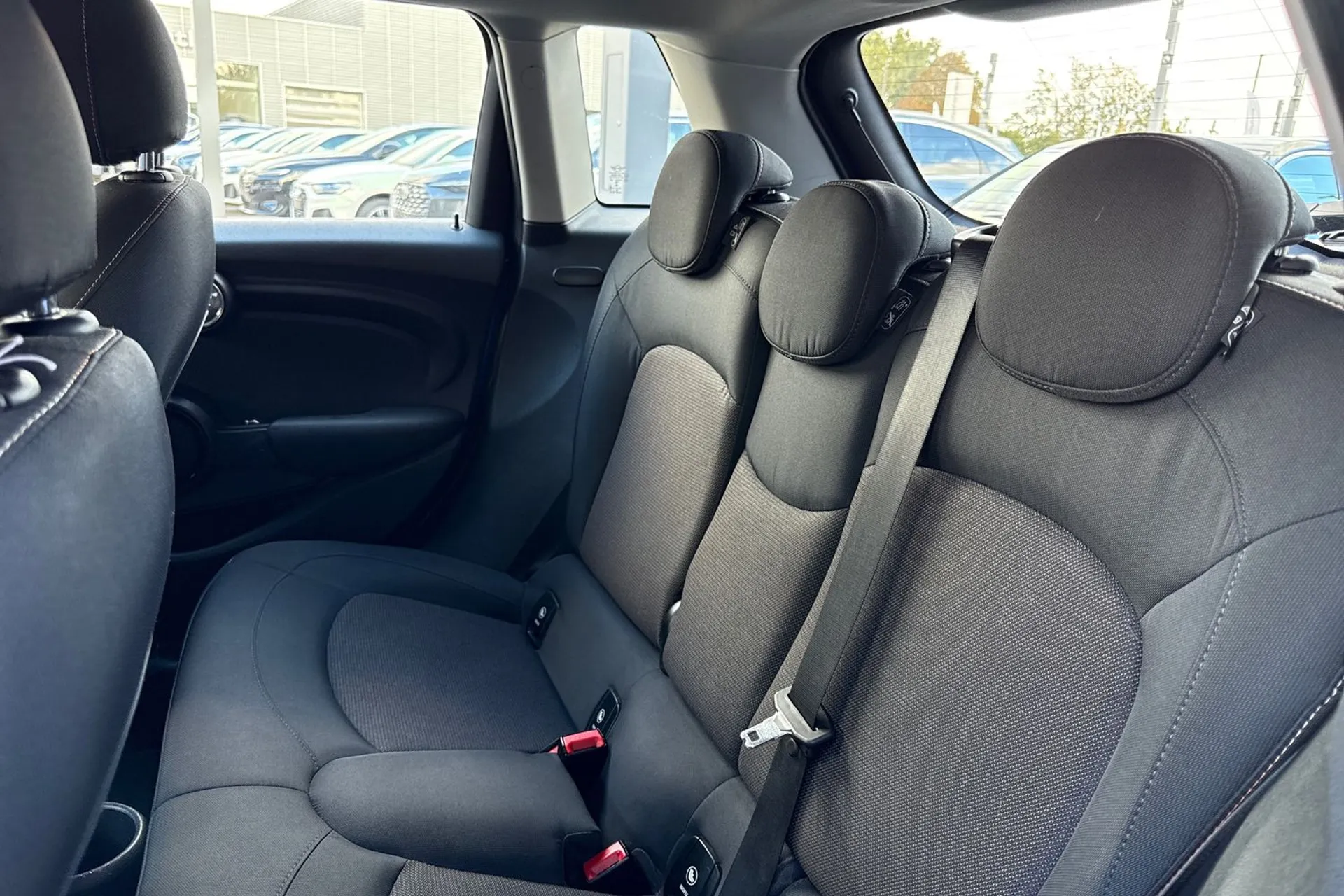 MINI HATCHBACK thumbnail image number 32