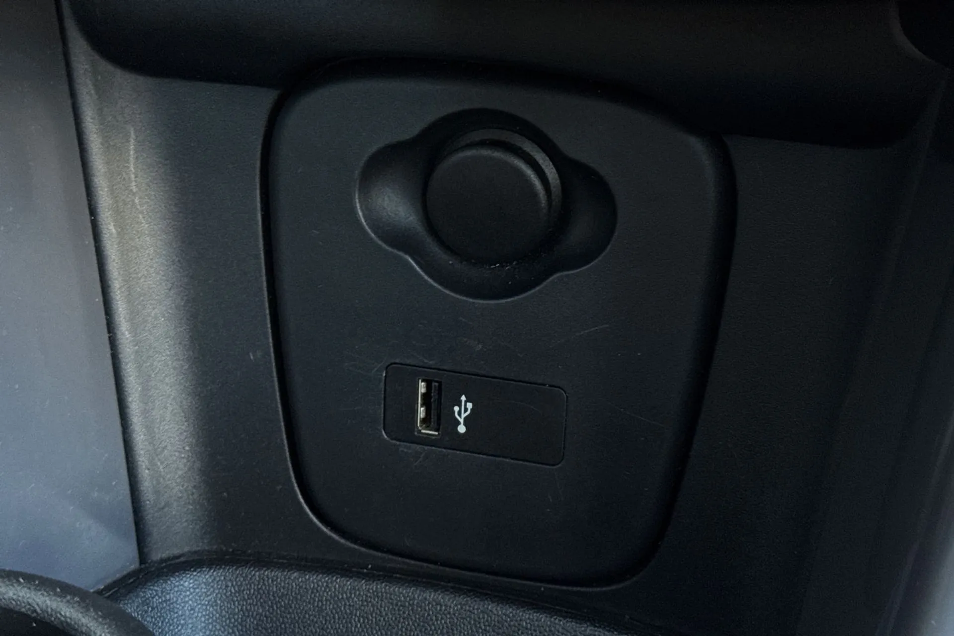 MINI HATCHBACK thumbnail image number 48