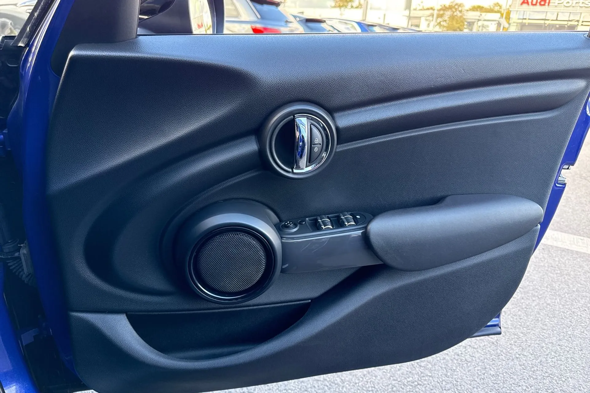 MINI HATCHBACK thumbnail image number 51