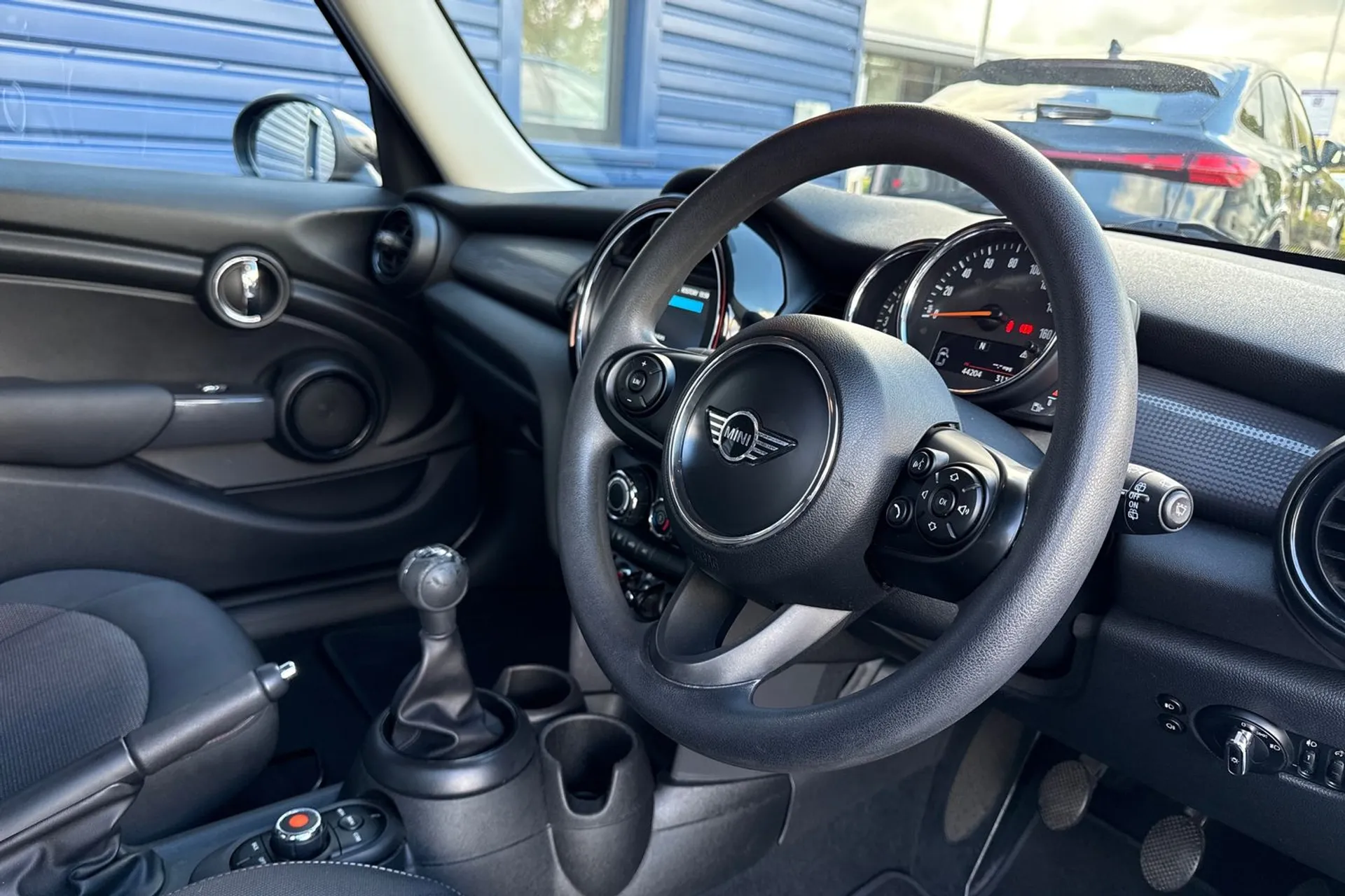 MINI HATCHBACK thumbnail image number 28