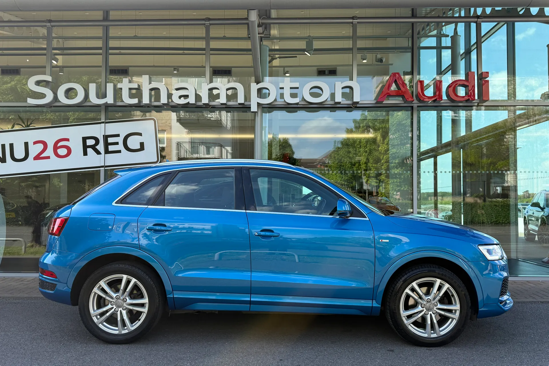 Audi Q3 thumbnail image number 2