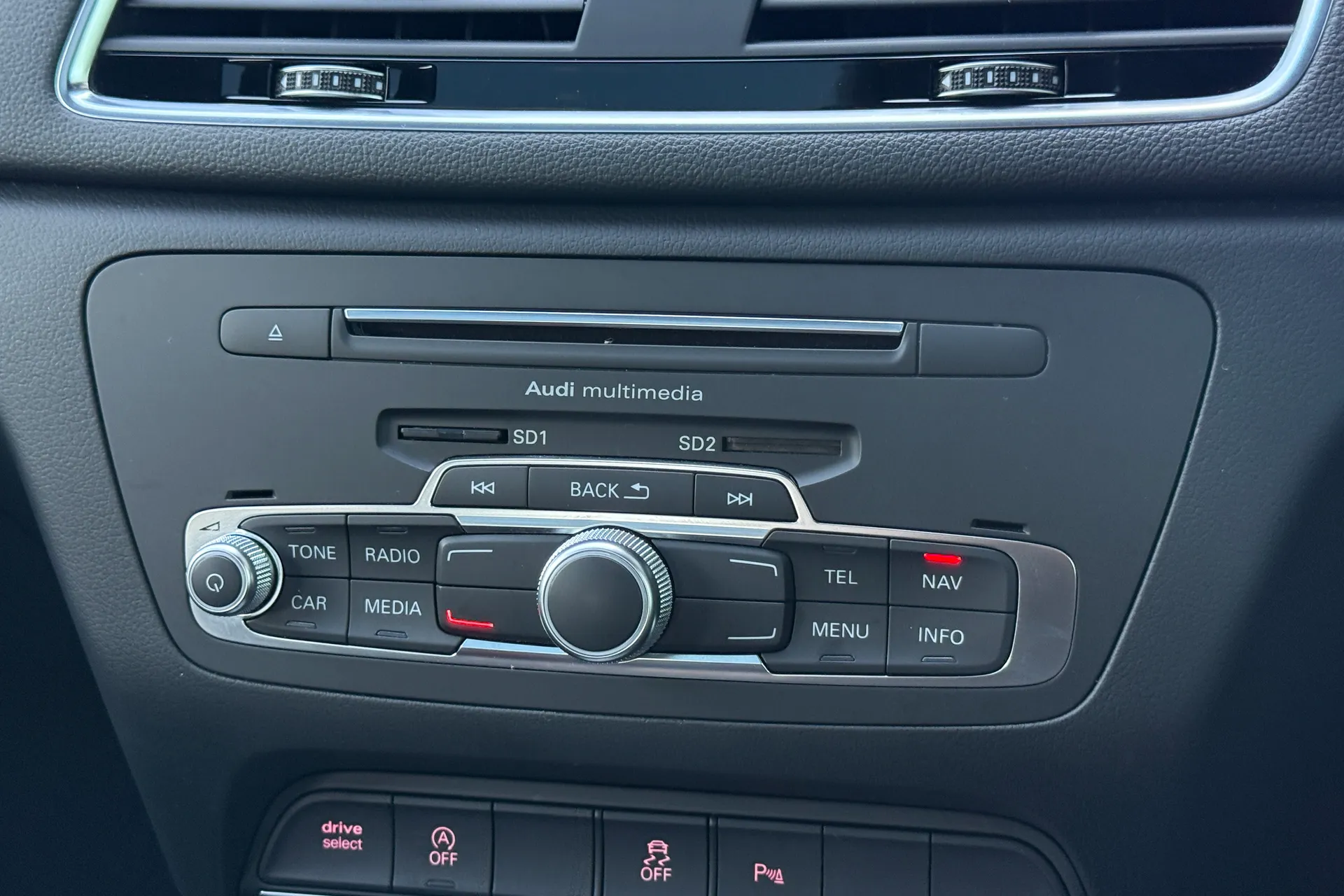 Audi Q3 thumbnail image number 20