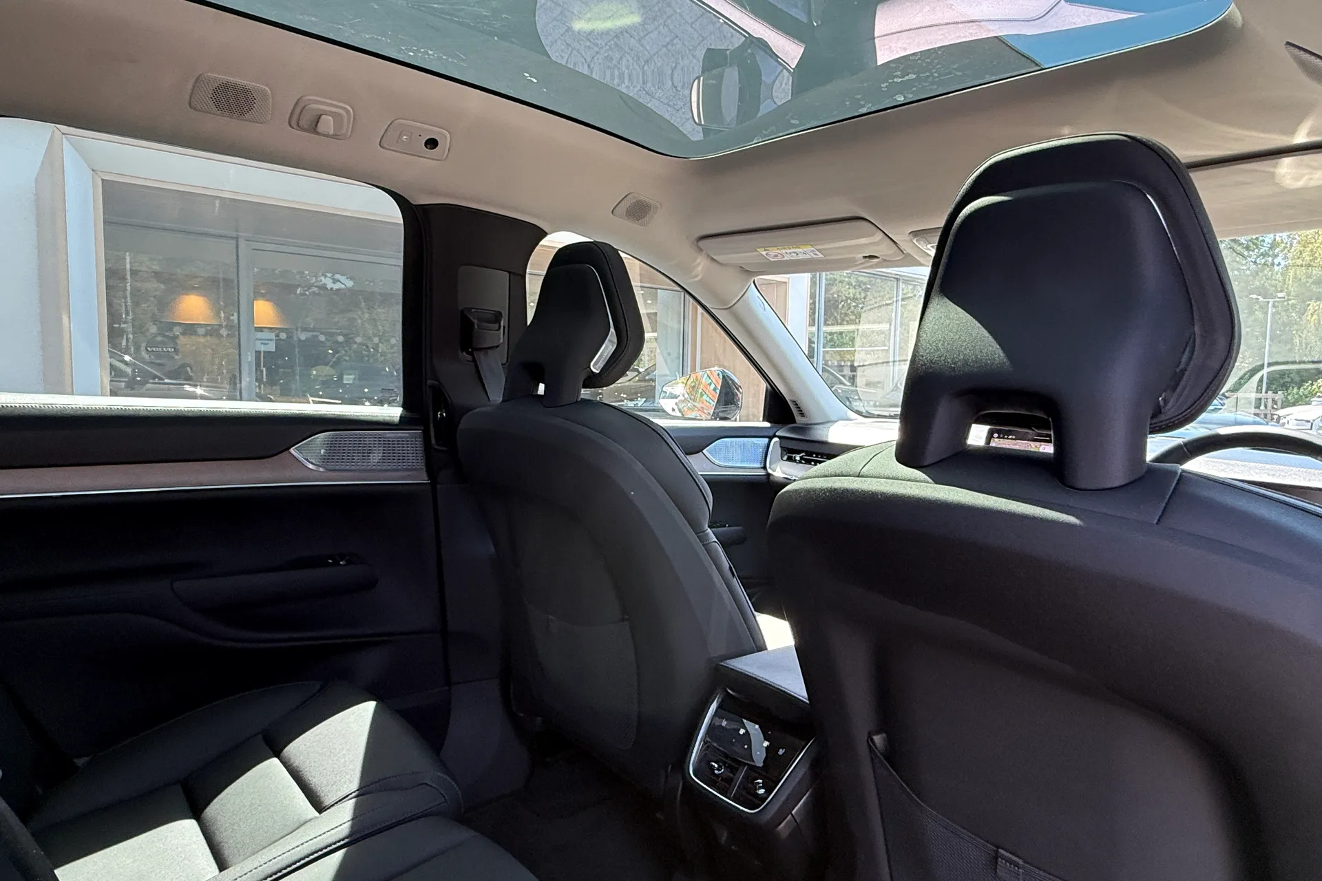 Volvo EX90 thumbnail image number 25
