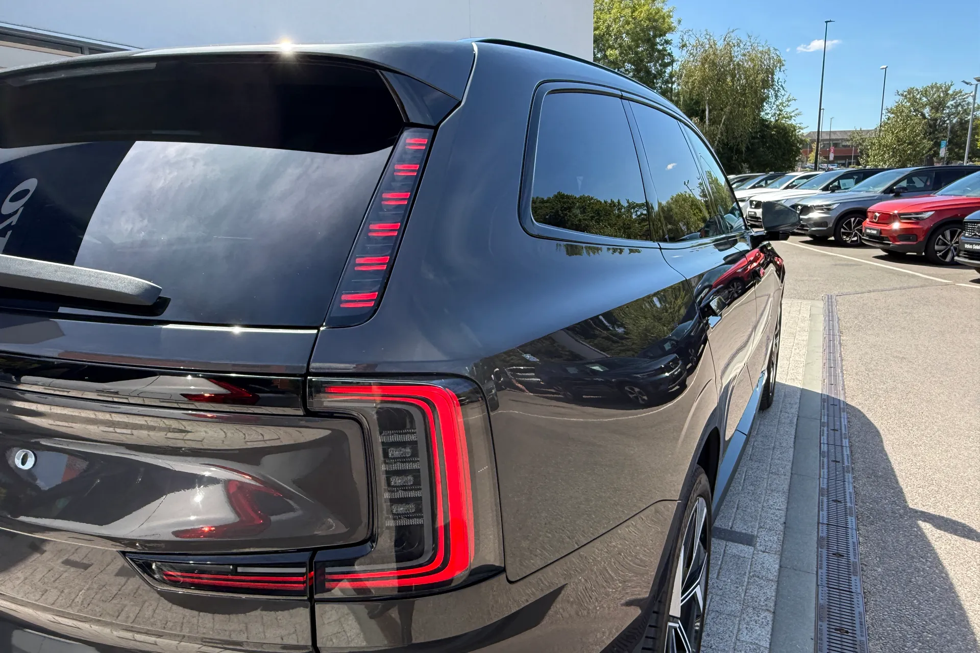 Volvo EX90 thumbnail image number 18