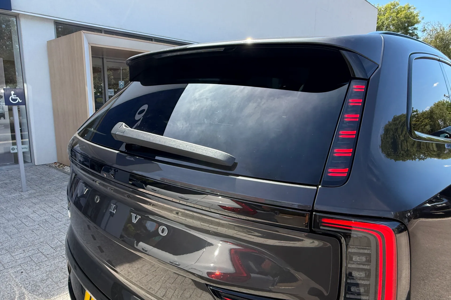 Volvo EX90 thumbnail image number 19