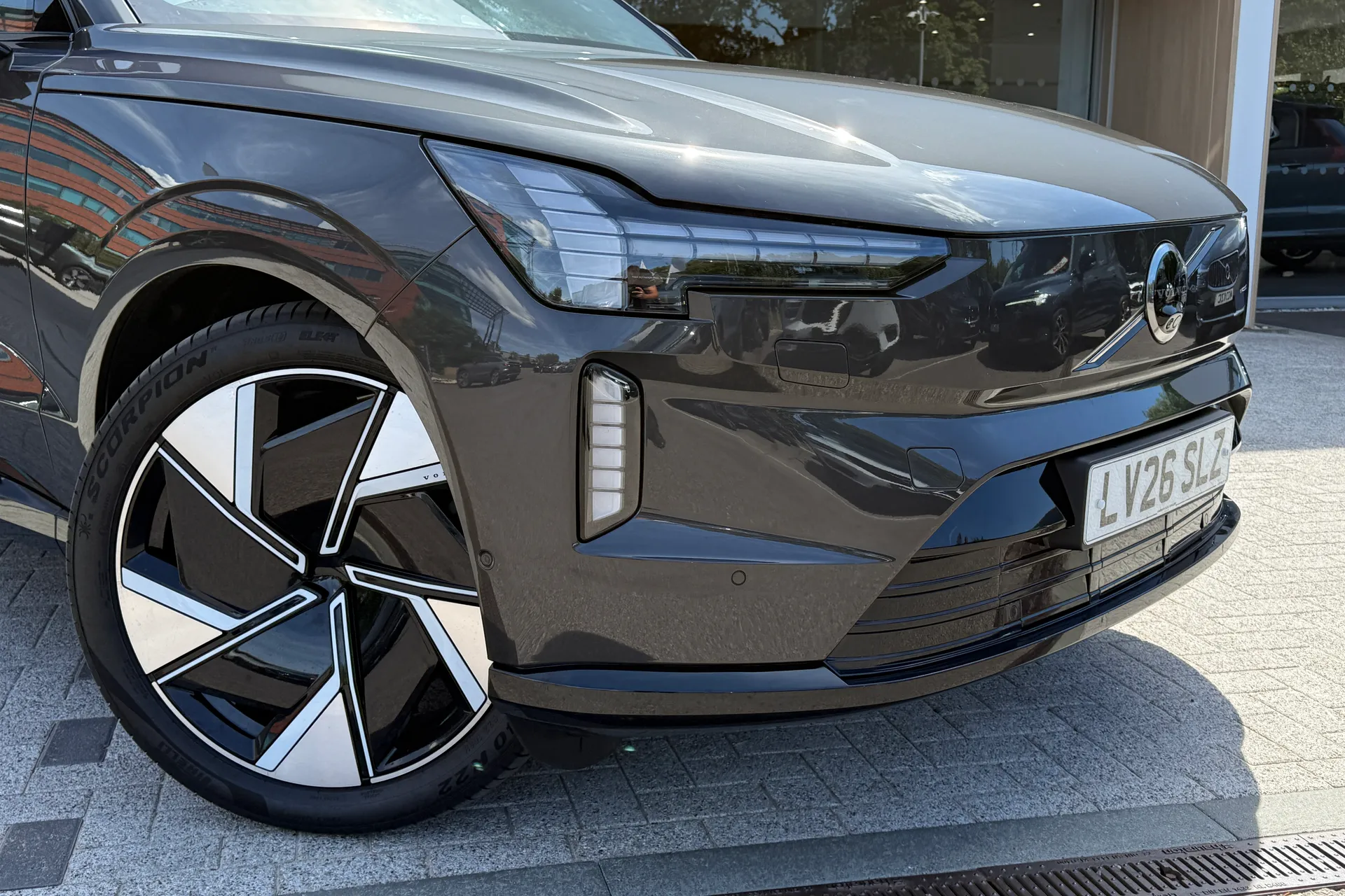 Volvo EX90 thumbnail image number 9