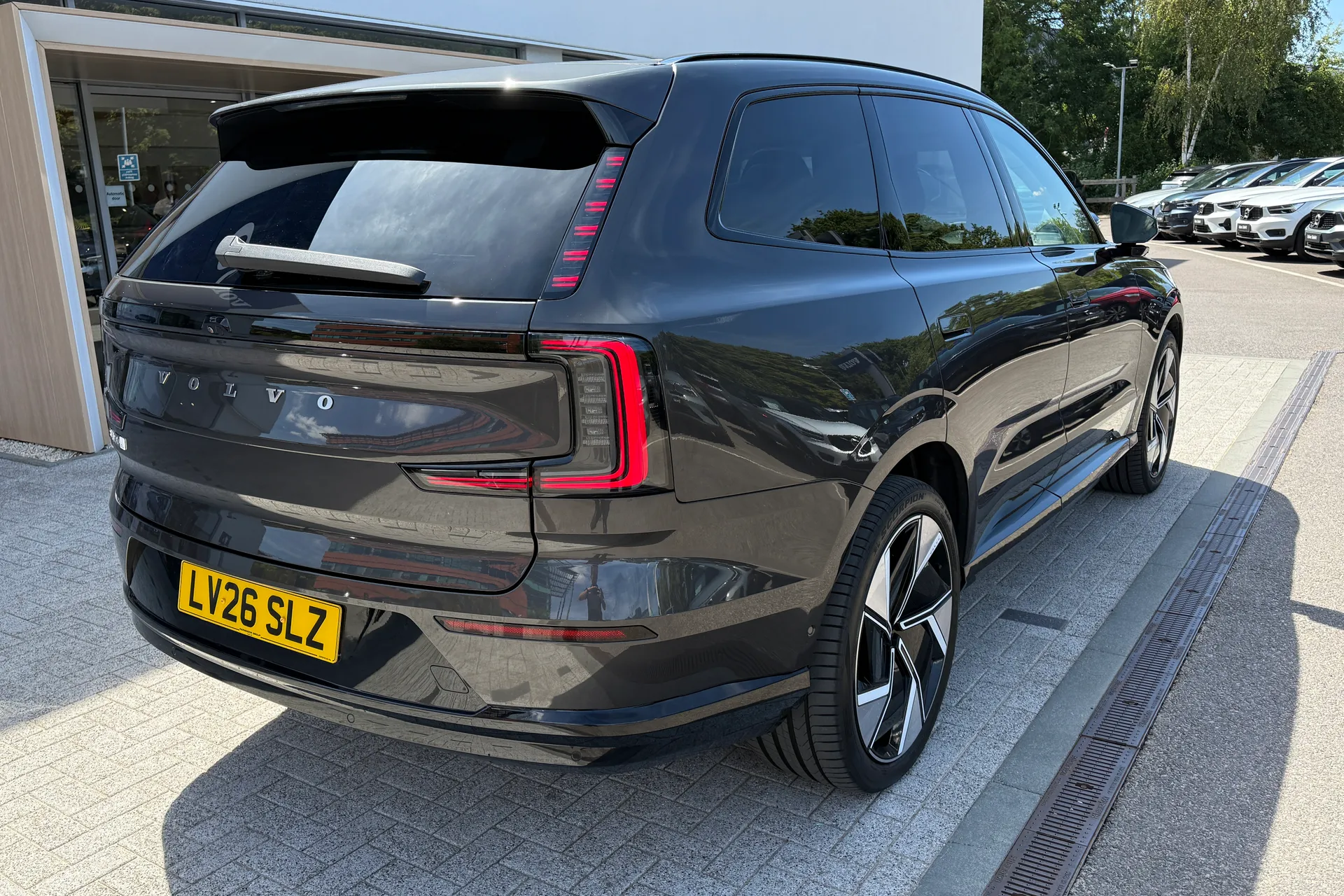 Volvo EX90 thumbnail image number 10