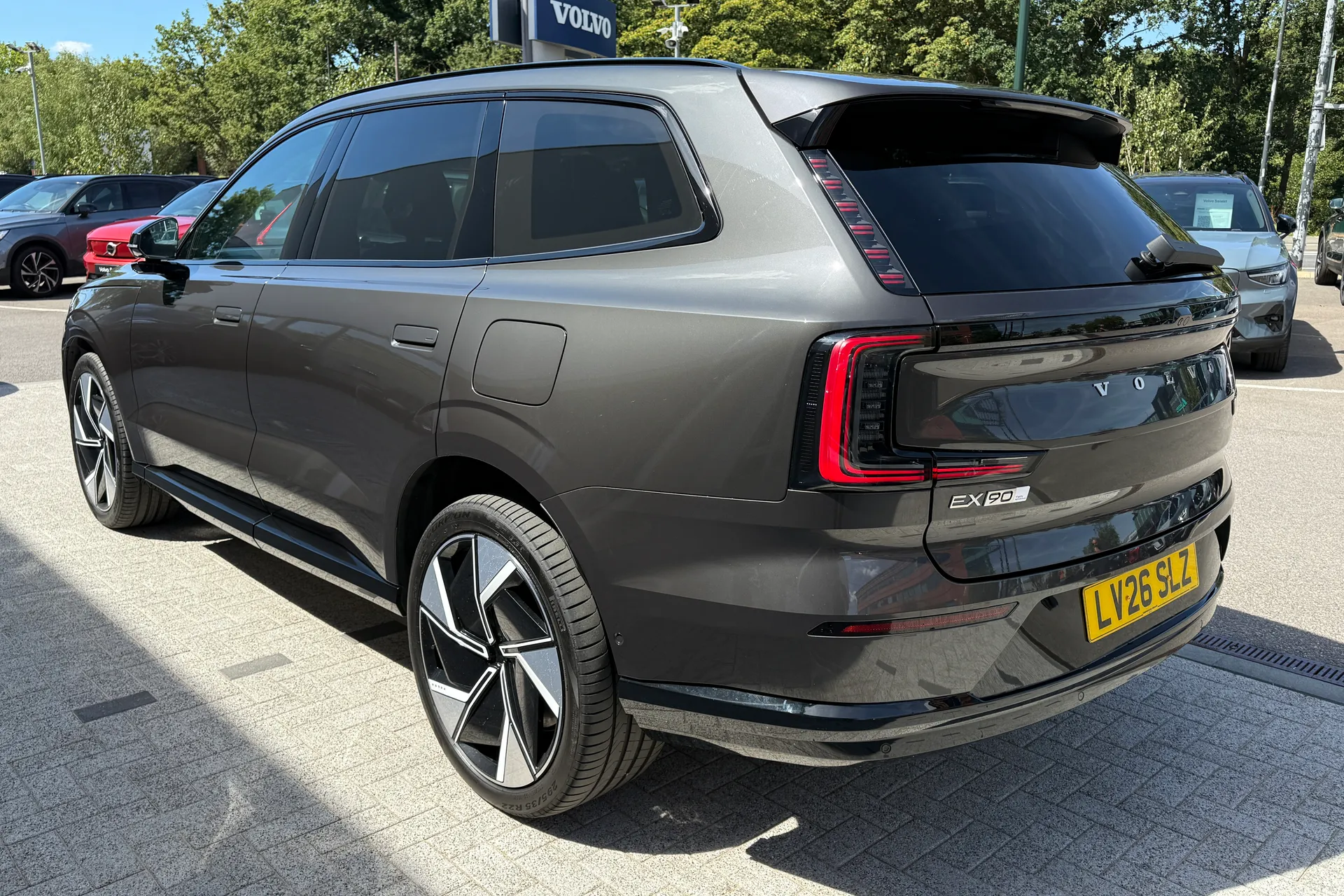 Volvo EX90 thumbnail image number 12