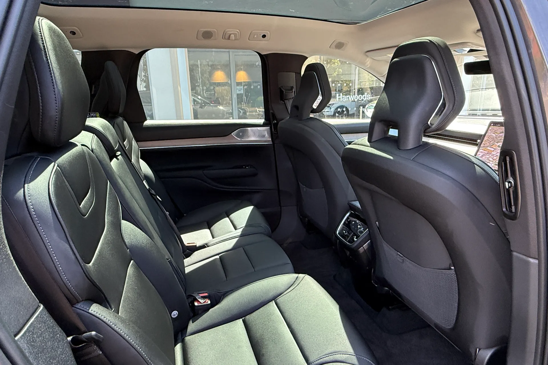 Volvo EX90 thumbnail image number 24
