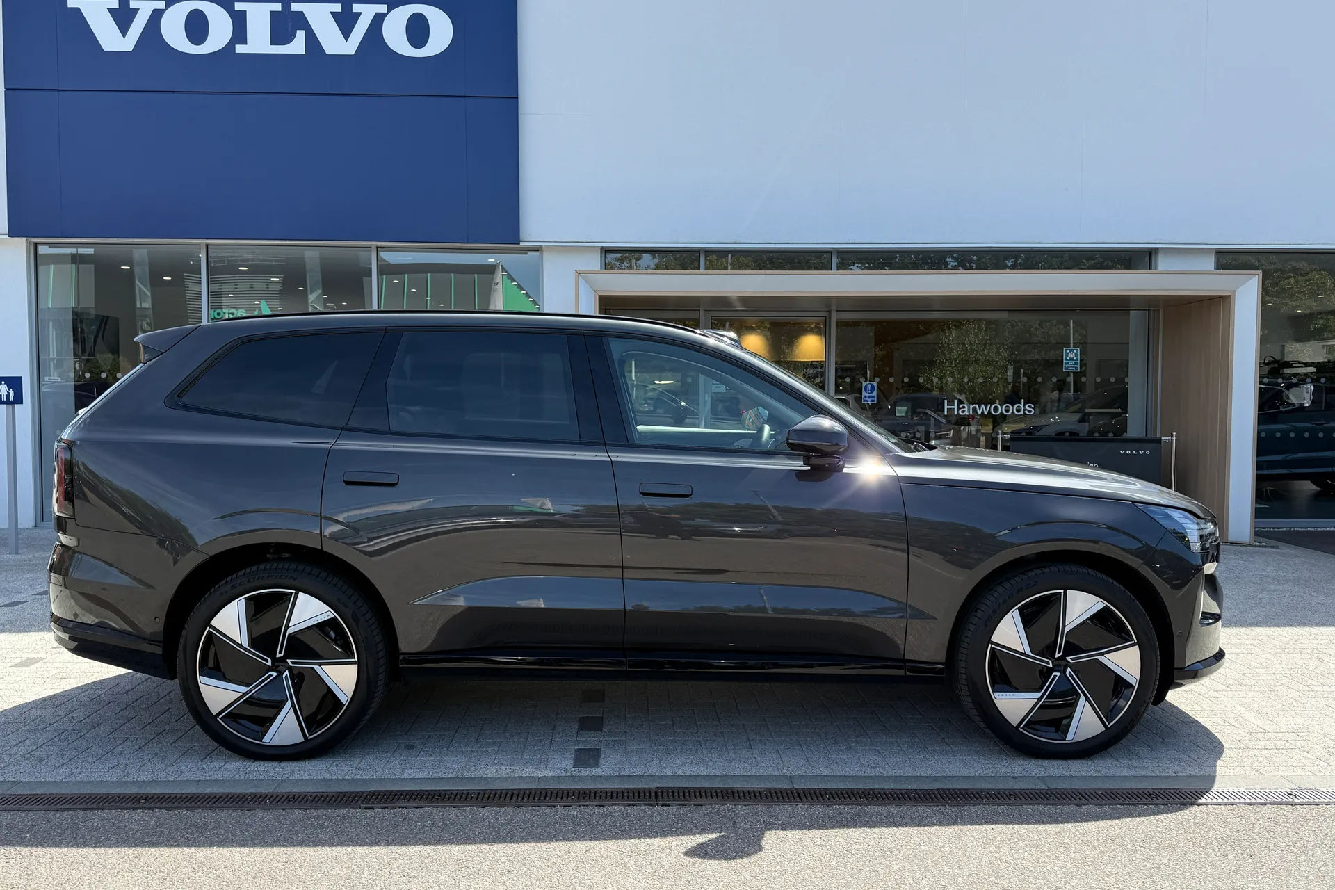Volvo EX90 thumbnail image number 2