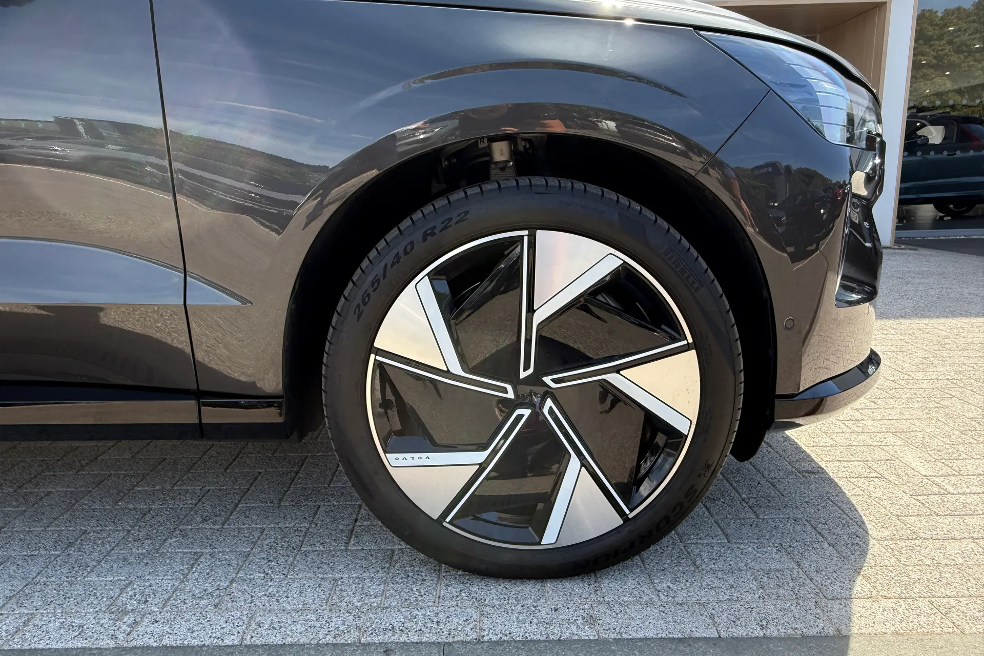 Volvo EX90 thumbnail image number 16