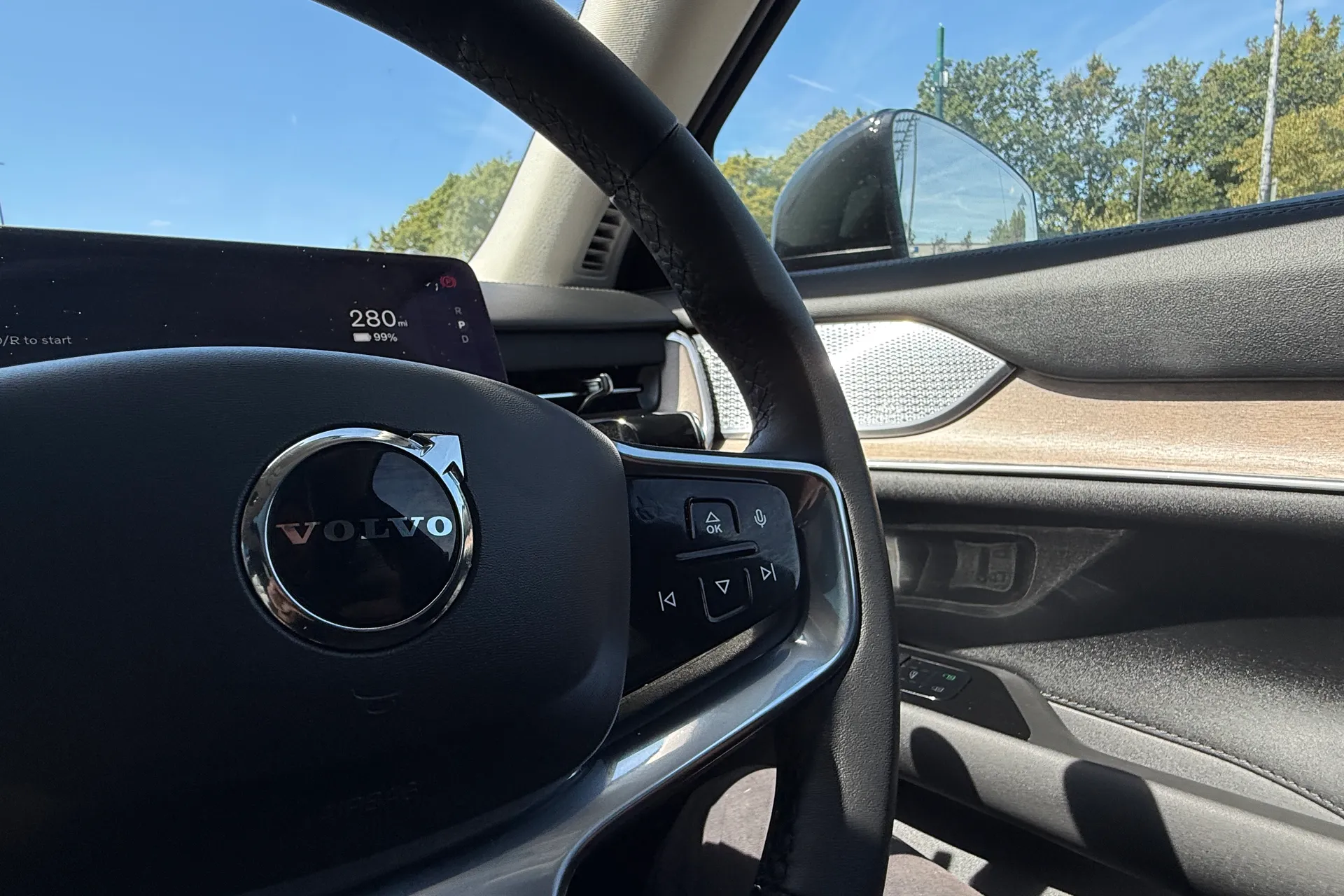 Volvo EX90 thumbnail image number 38