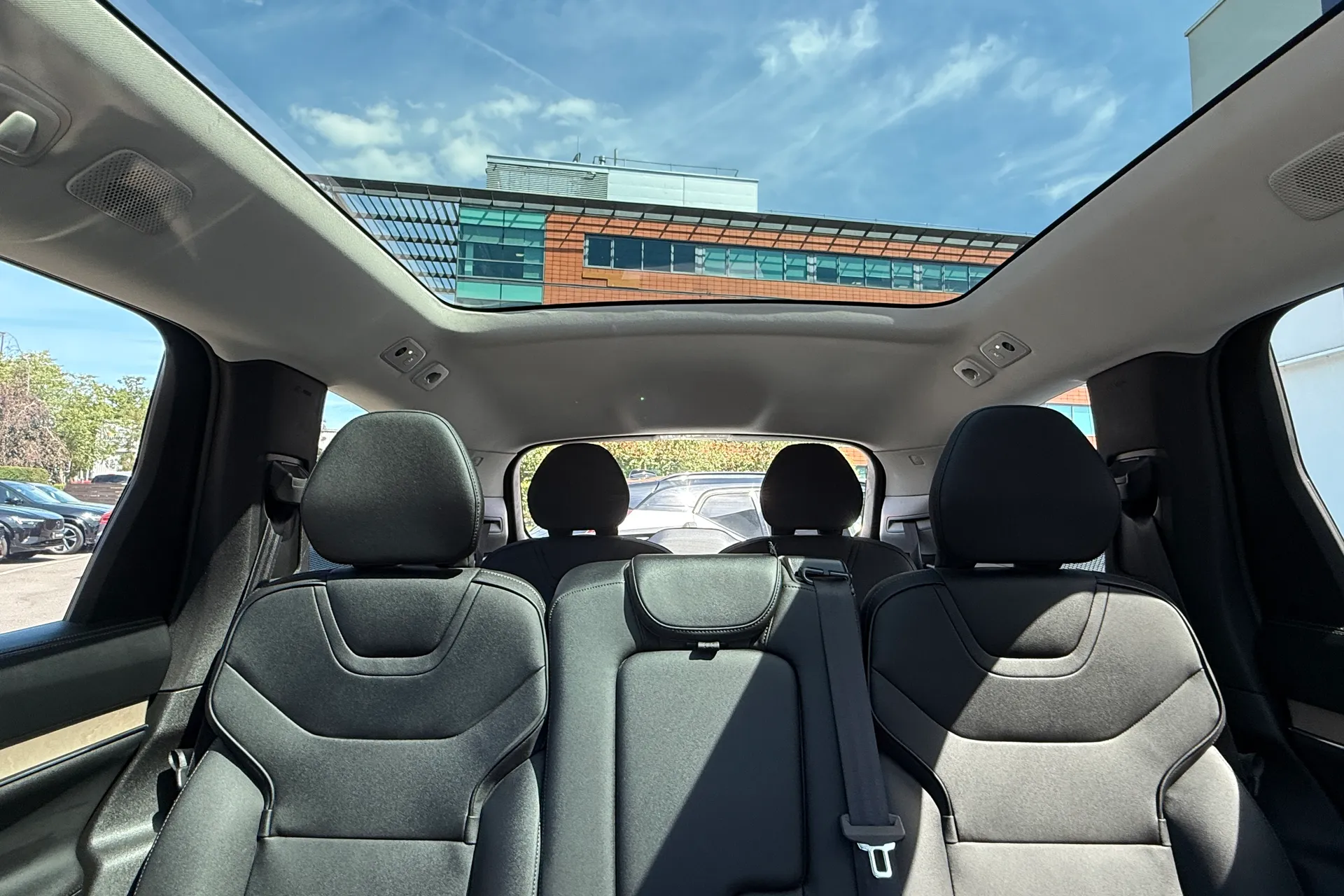 Volvo EX90 thumbnail image number 28