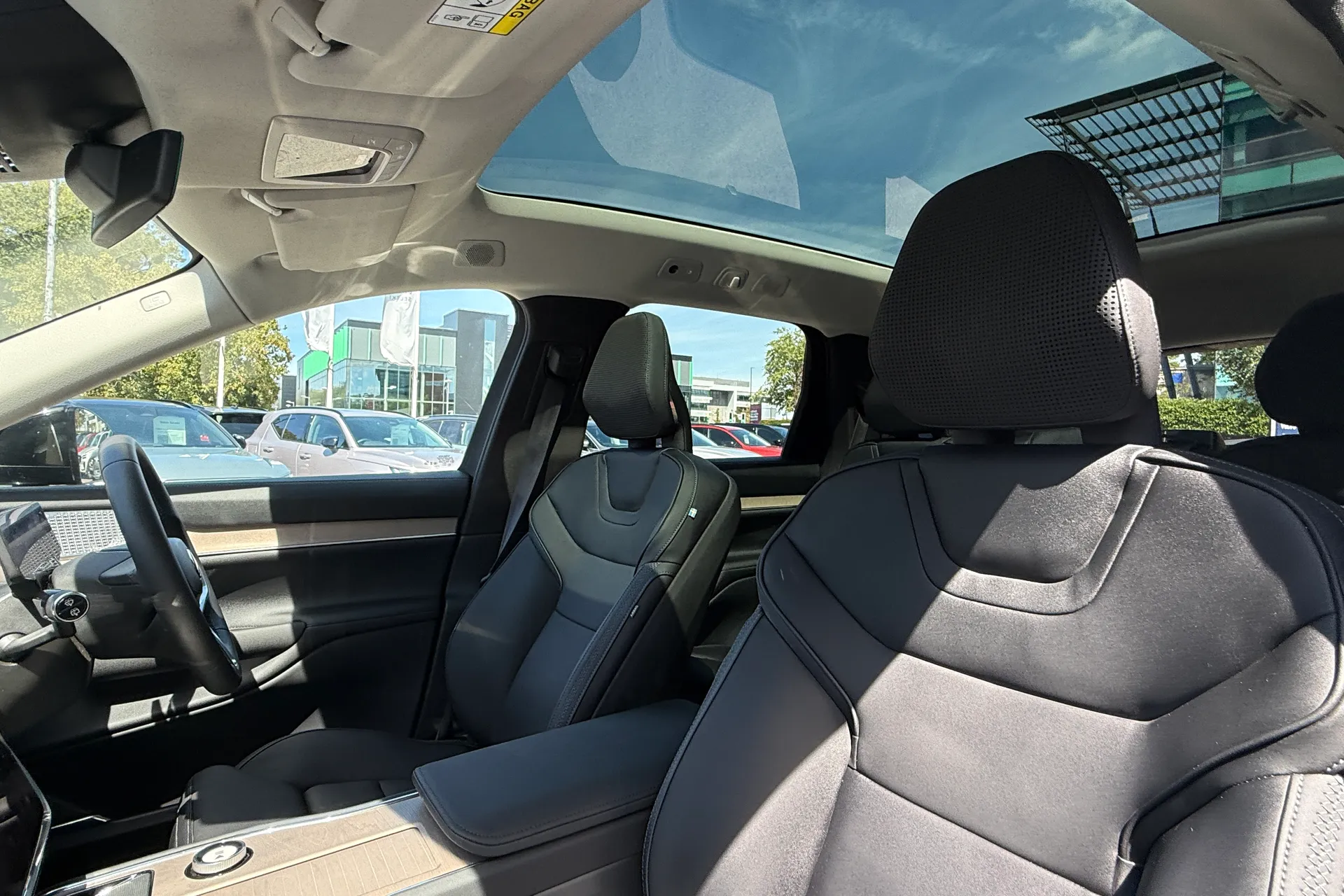 Volvo EX90 thumbnail image number 30