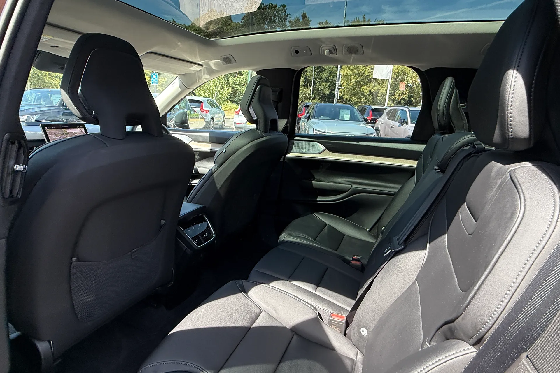 Volvo EX90 thumbnail image number 31