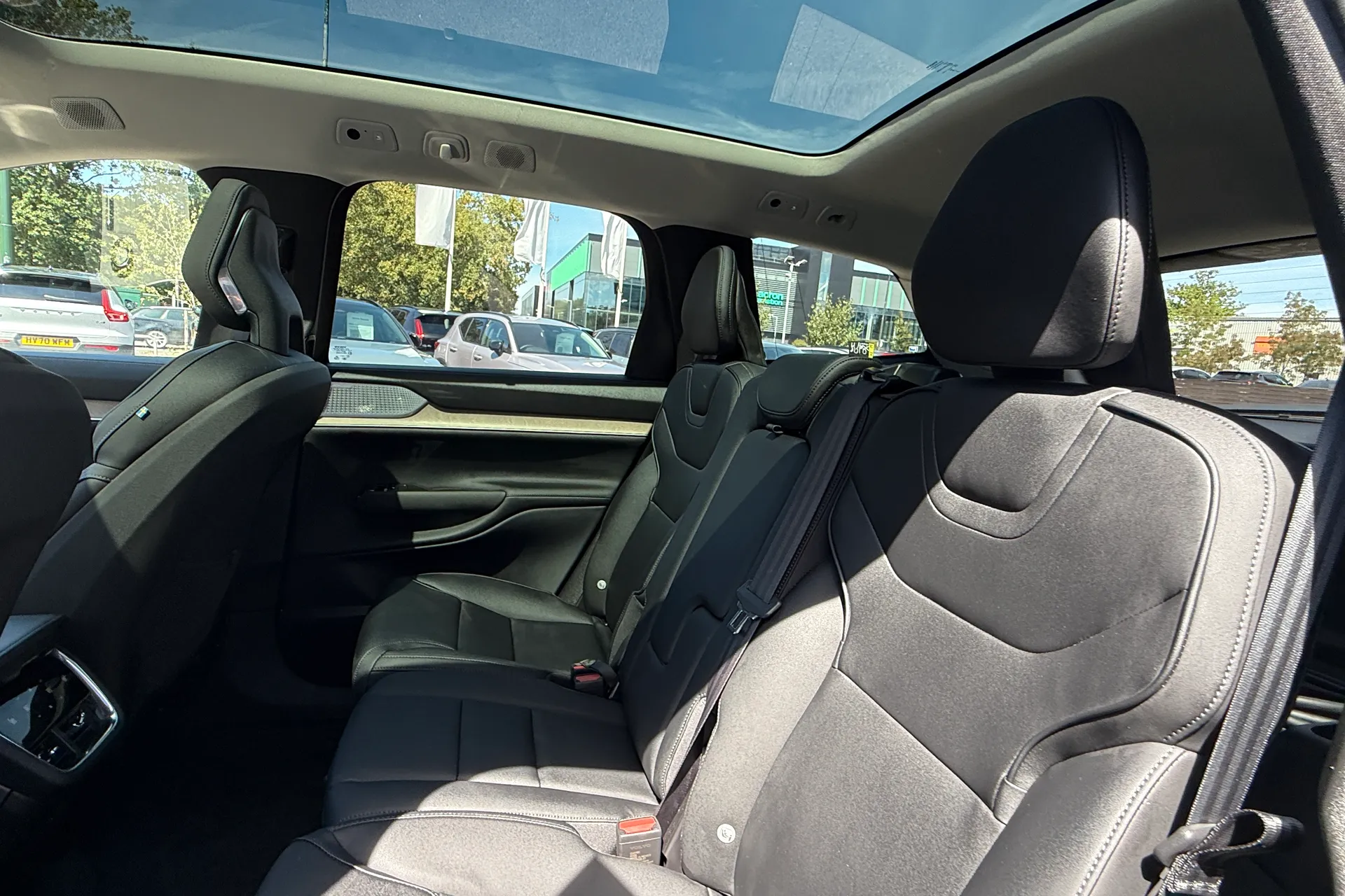 Volvo EX90 thumbnail image number 32
