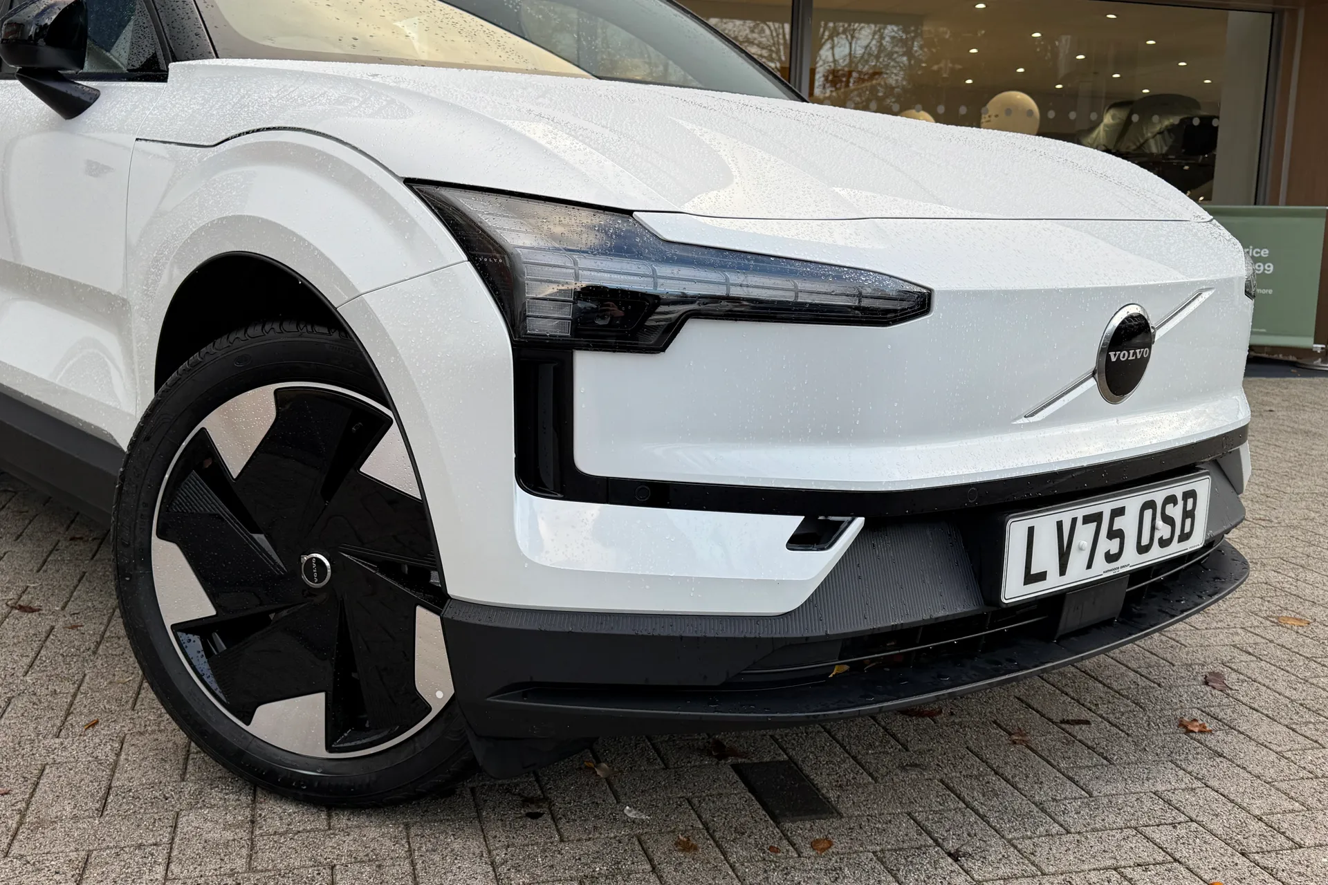 Volvo EX30 thumbnail image number 2