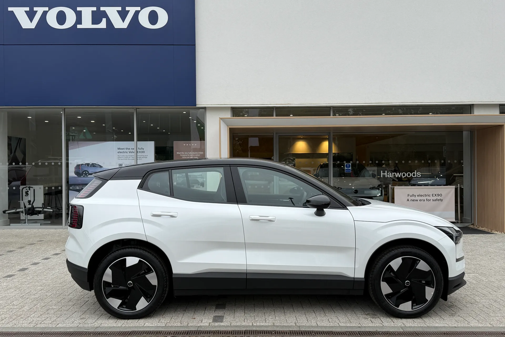 Volvo EX30 thumbnail image number 2