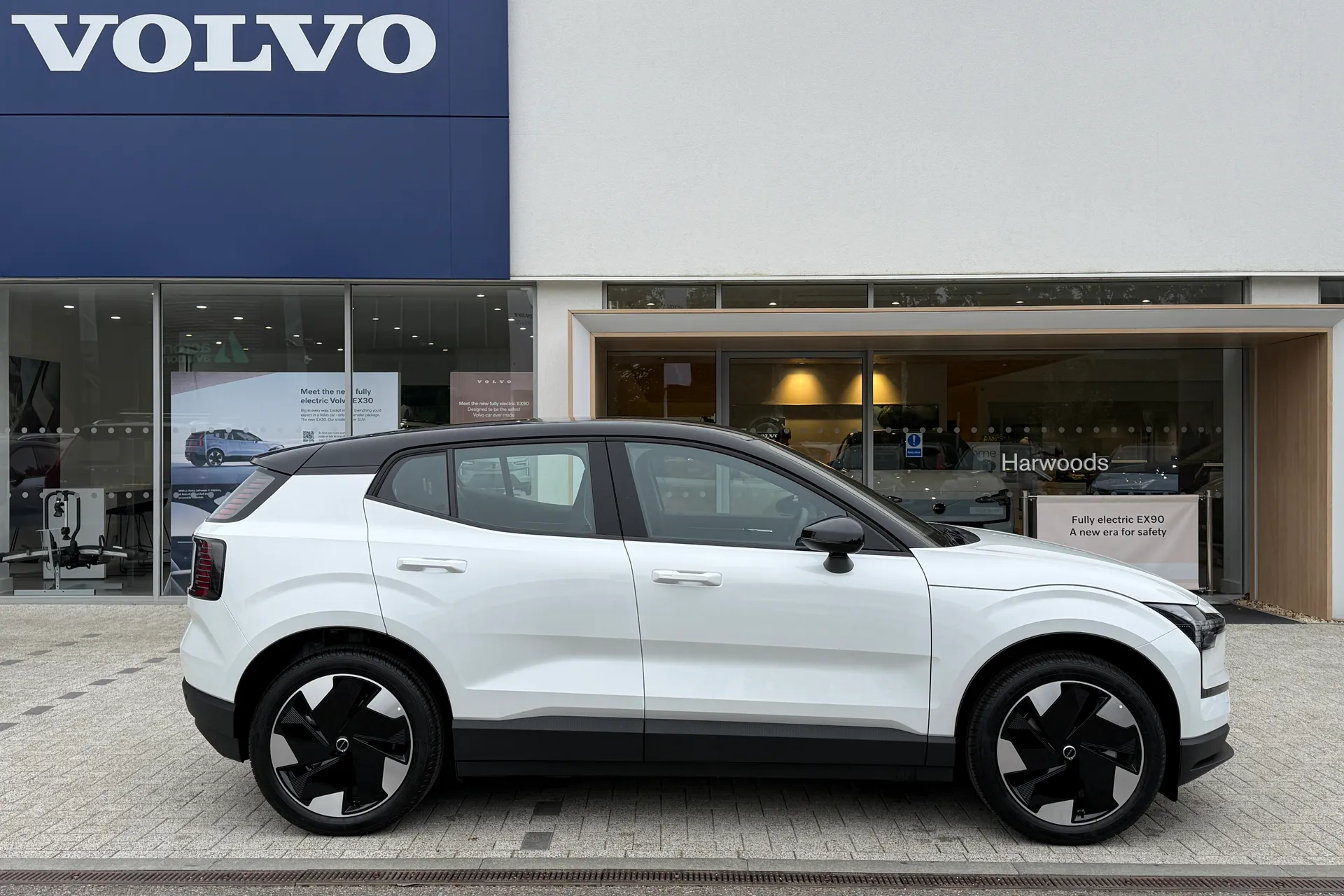 Volvo EX30 thumbnail image number 2