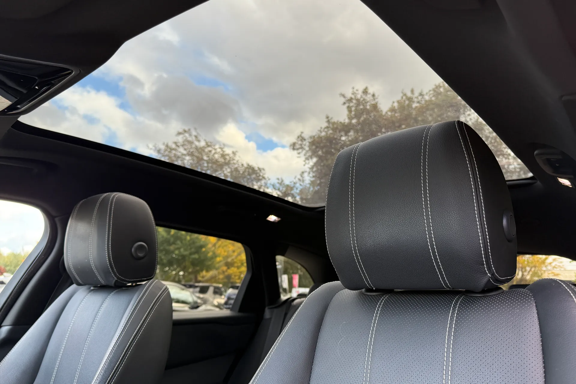 LAND ROVER RANGE ROVER VELAR thumbnail image number 4