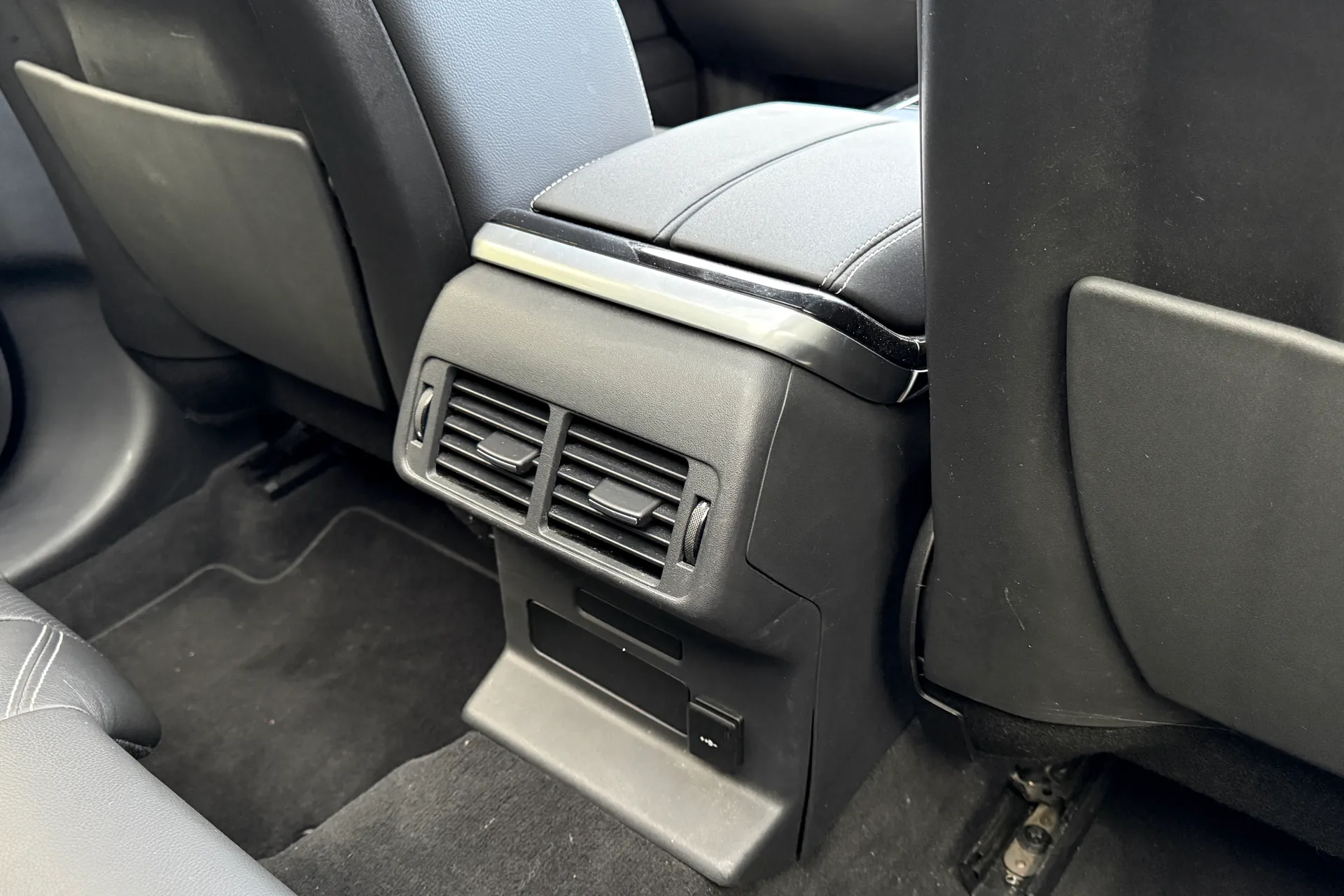 LAND ROVER RANGE ROVER VELAR thumbnail image number 30