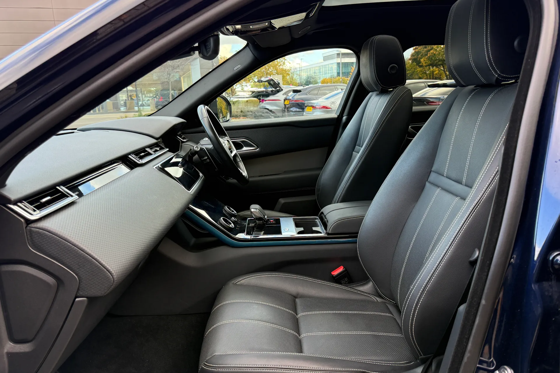 LAND ROVER RANGE ROVER VELAR thumbnail image number 36