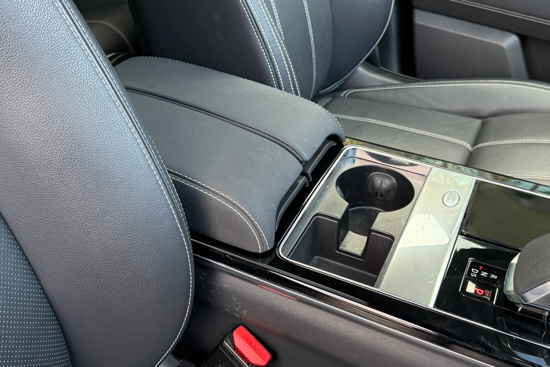 LAND ROVER RANGE ROVER VELAR thumbnail image number 34