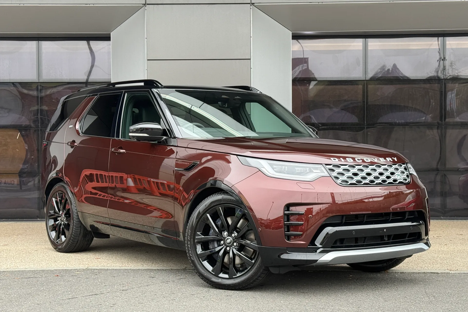 LAND ROVER DISCOVERY focused image