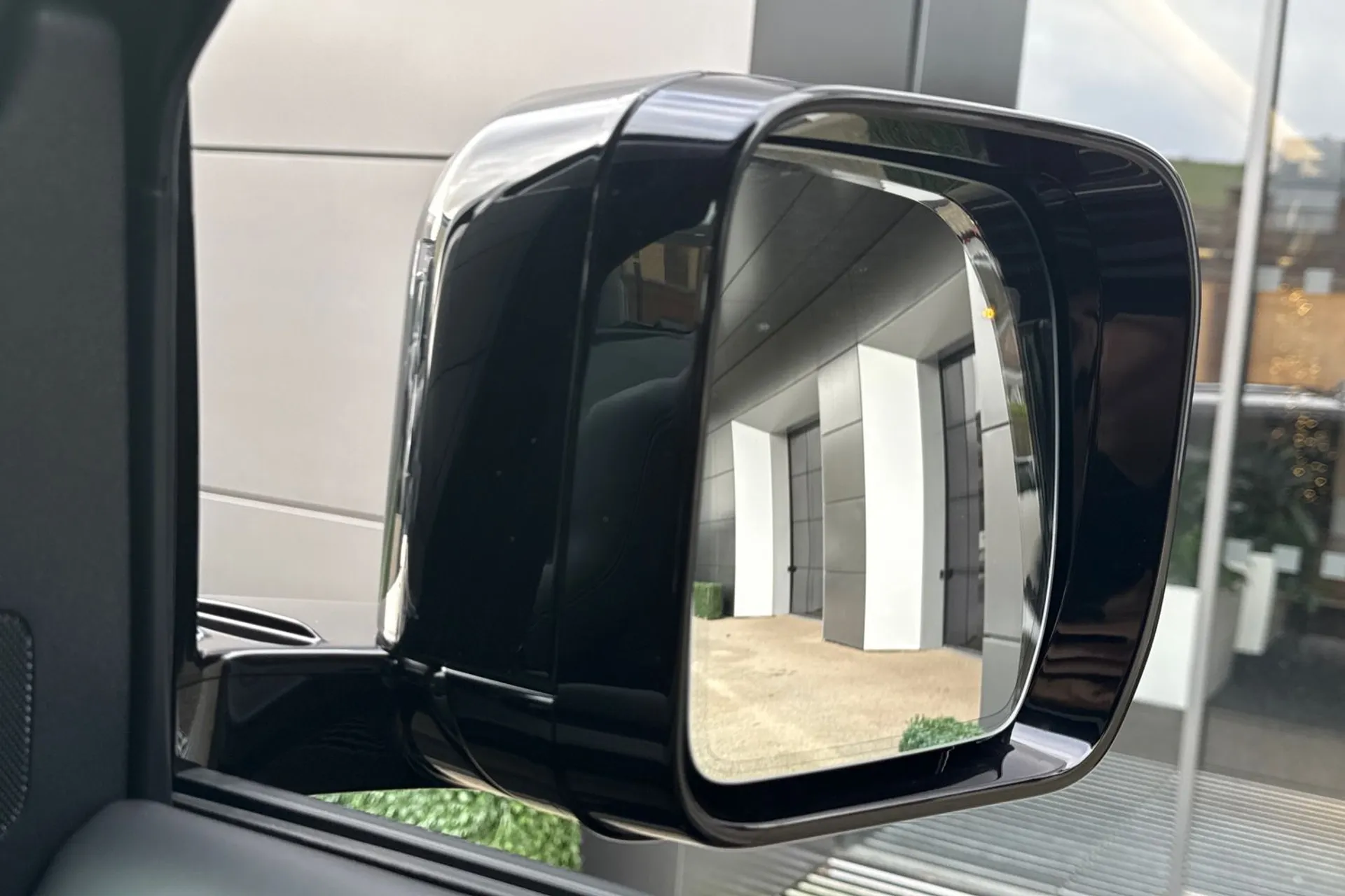 LAND ROVER Defender 110 thumbnail image number 25