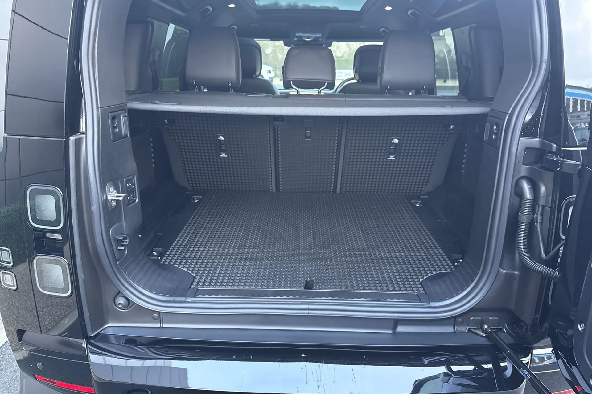 LAND ROVER Defender 110 thumbnail image number 64