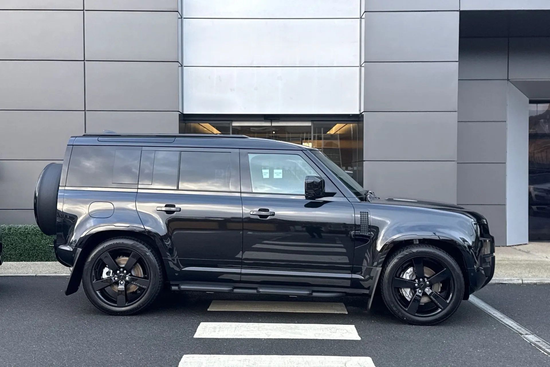 LAND ROVER Defender 110 thumbnail image number 2