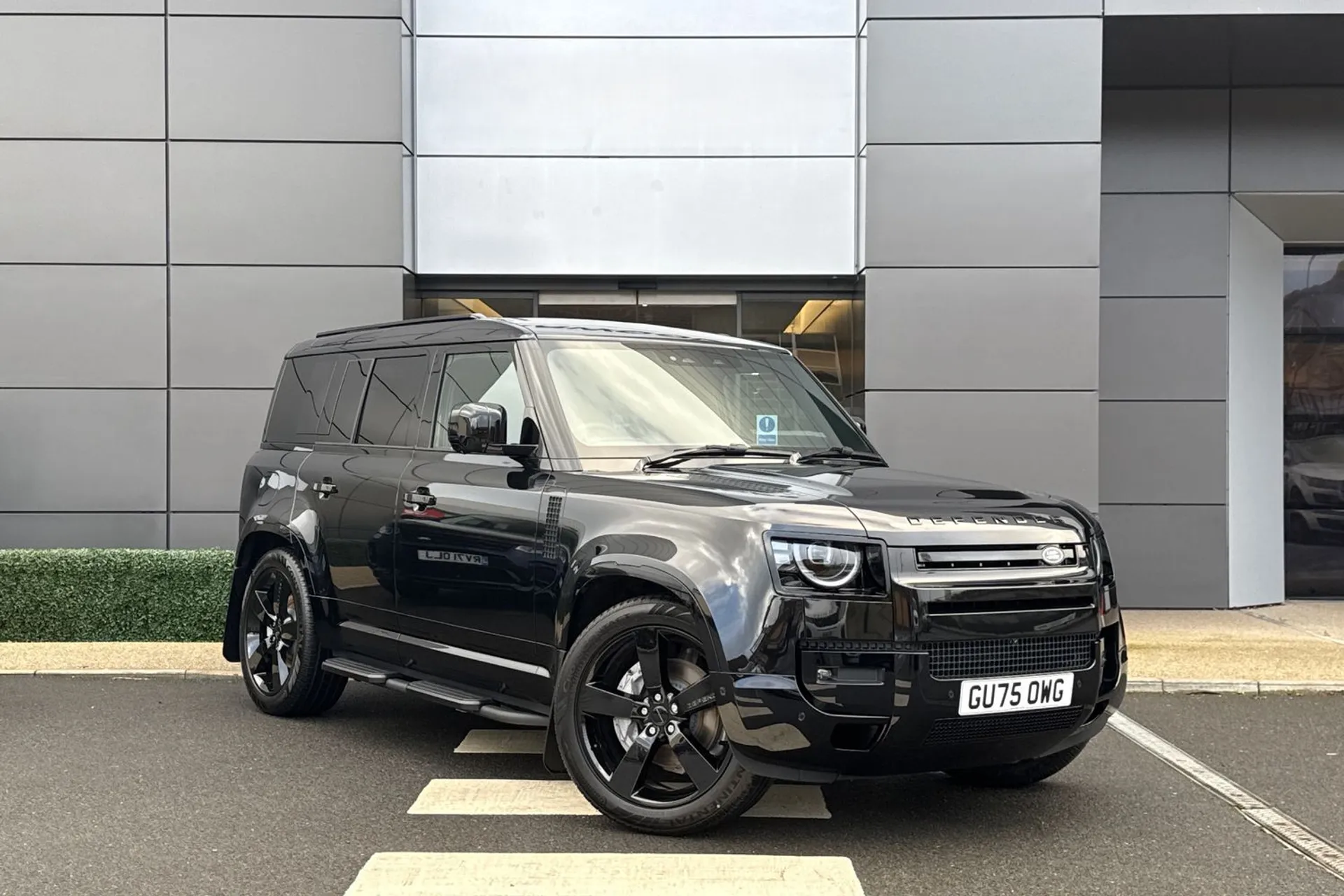 LAND ROVER Defender 110 focused image