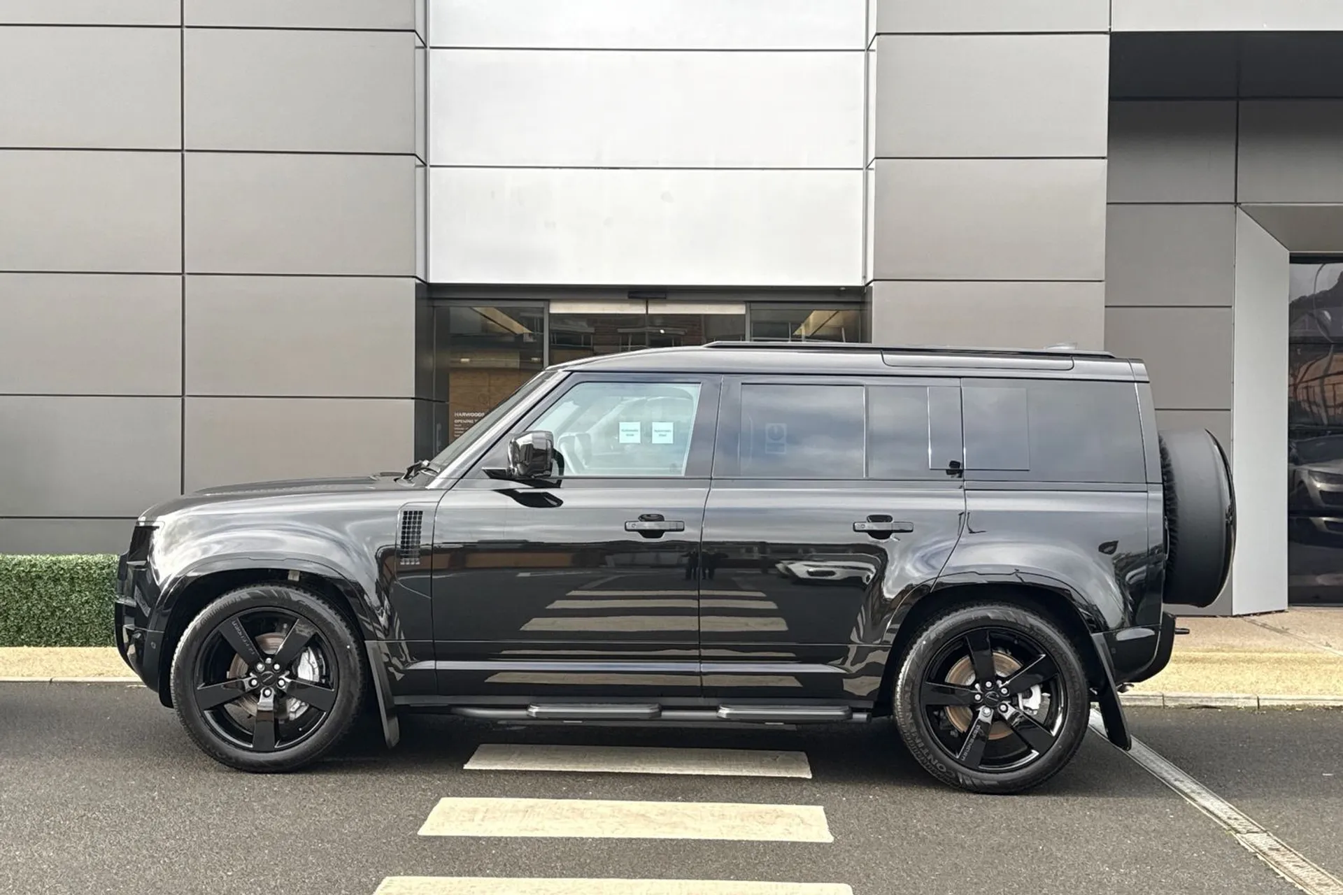 LAND ROVER Defender 110 thumbnail image number 10