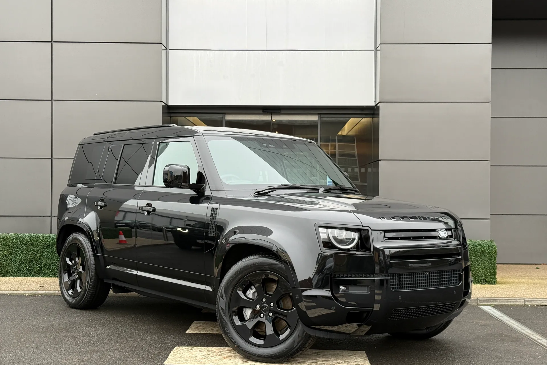 LAND ROVER DEFENDER focused image