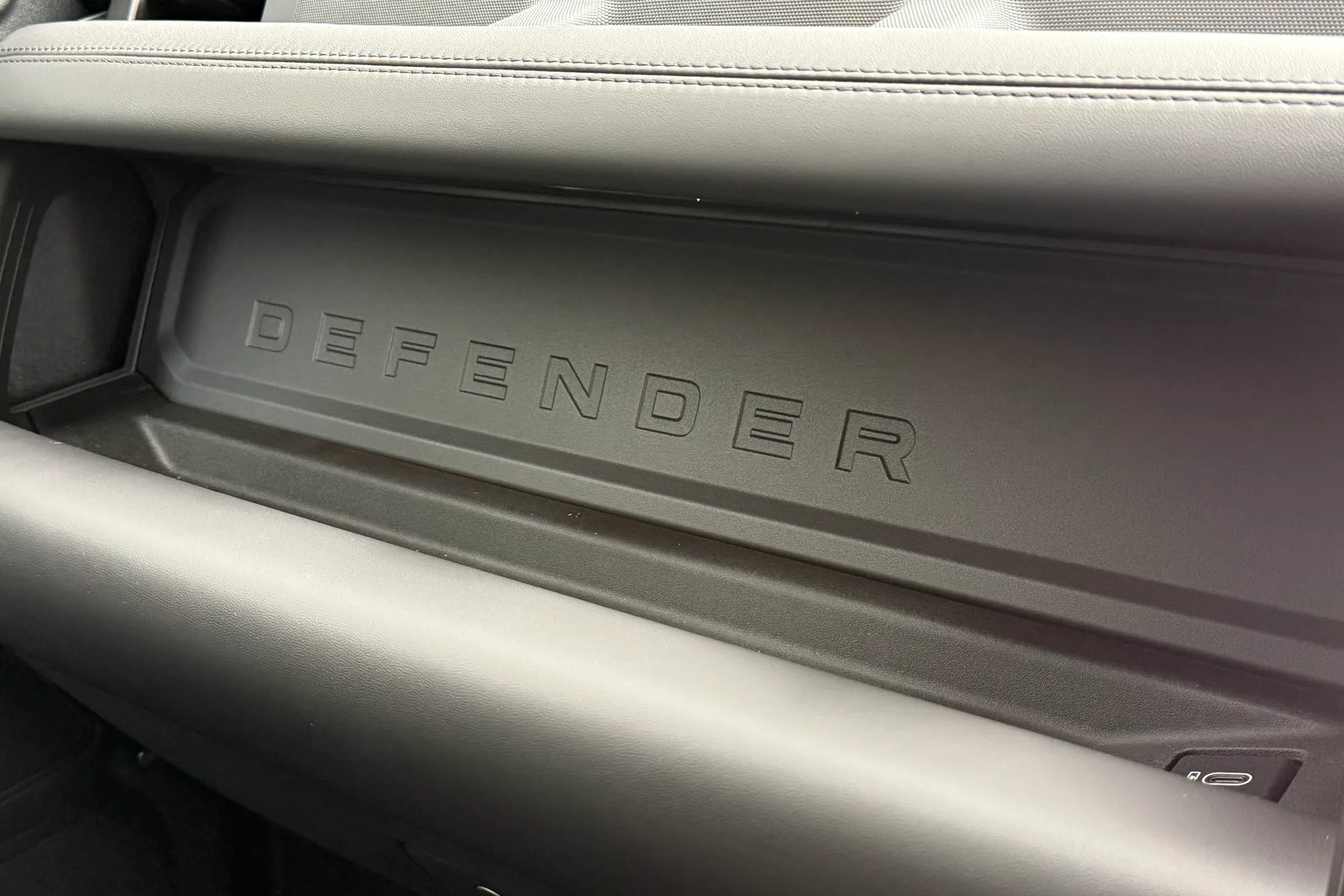 LAND ROVER DEFENDER thumbnail image number 44