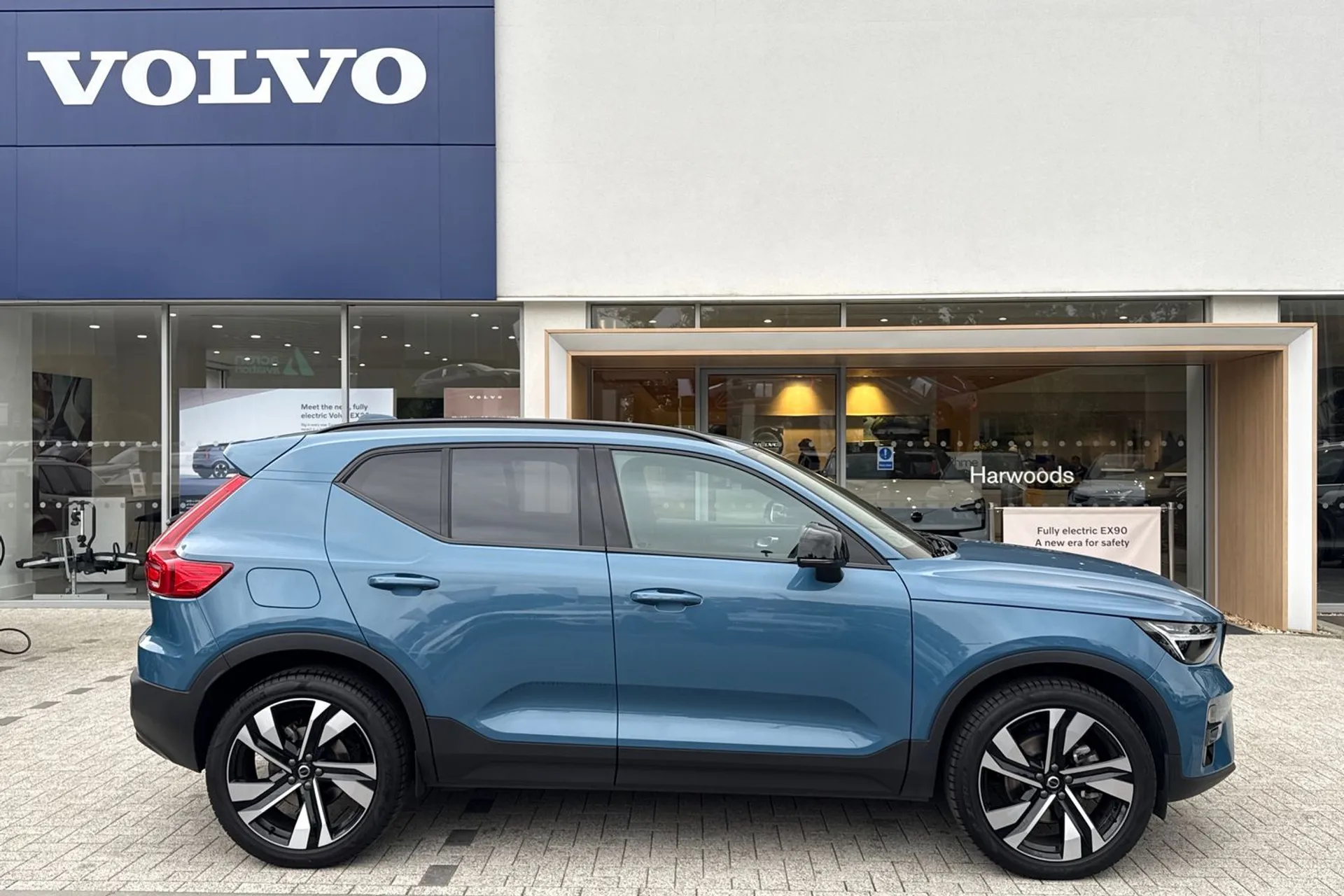 Volvo XC40 thumbnail image number 2