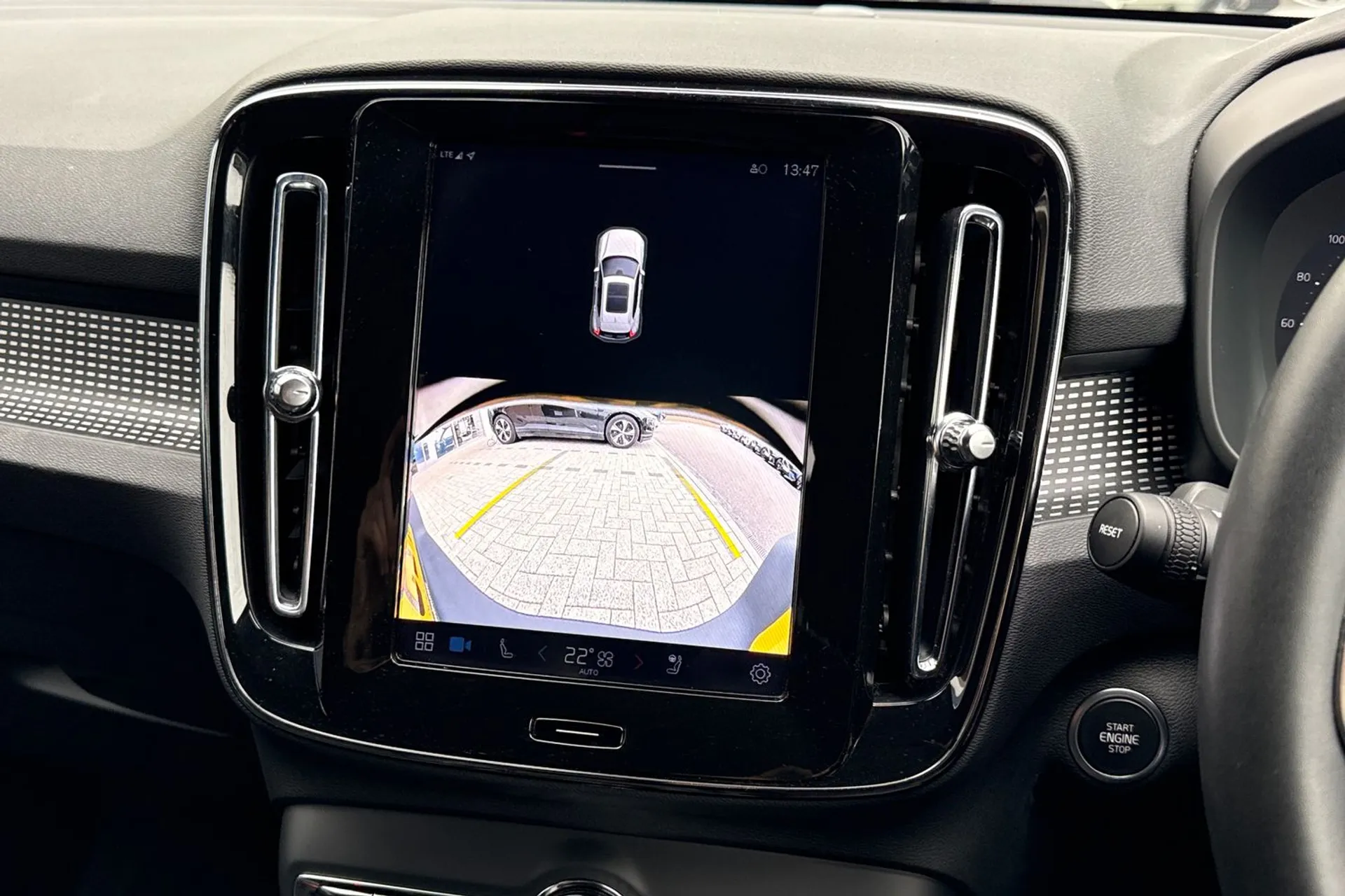 Volvo XC40 thumbnail image number 4