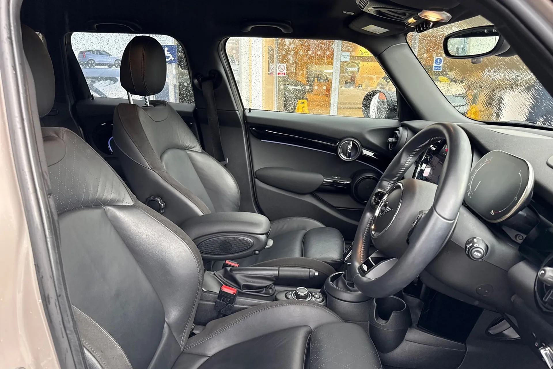 MINI HATCHBACK thumbnail image number 25