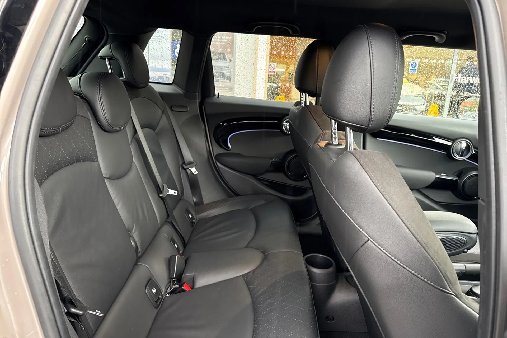 MINI HATCHBACK thumbnail image number 22