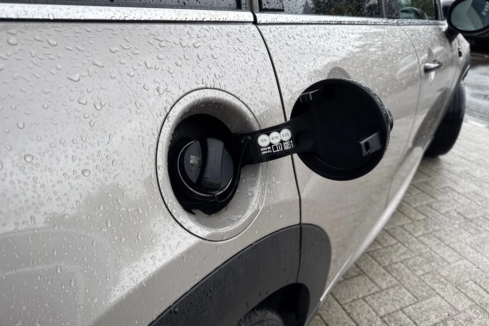 MINI HATCHBACK thumbnail image number 18