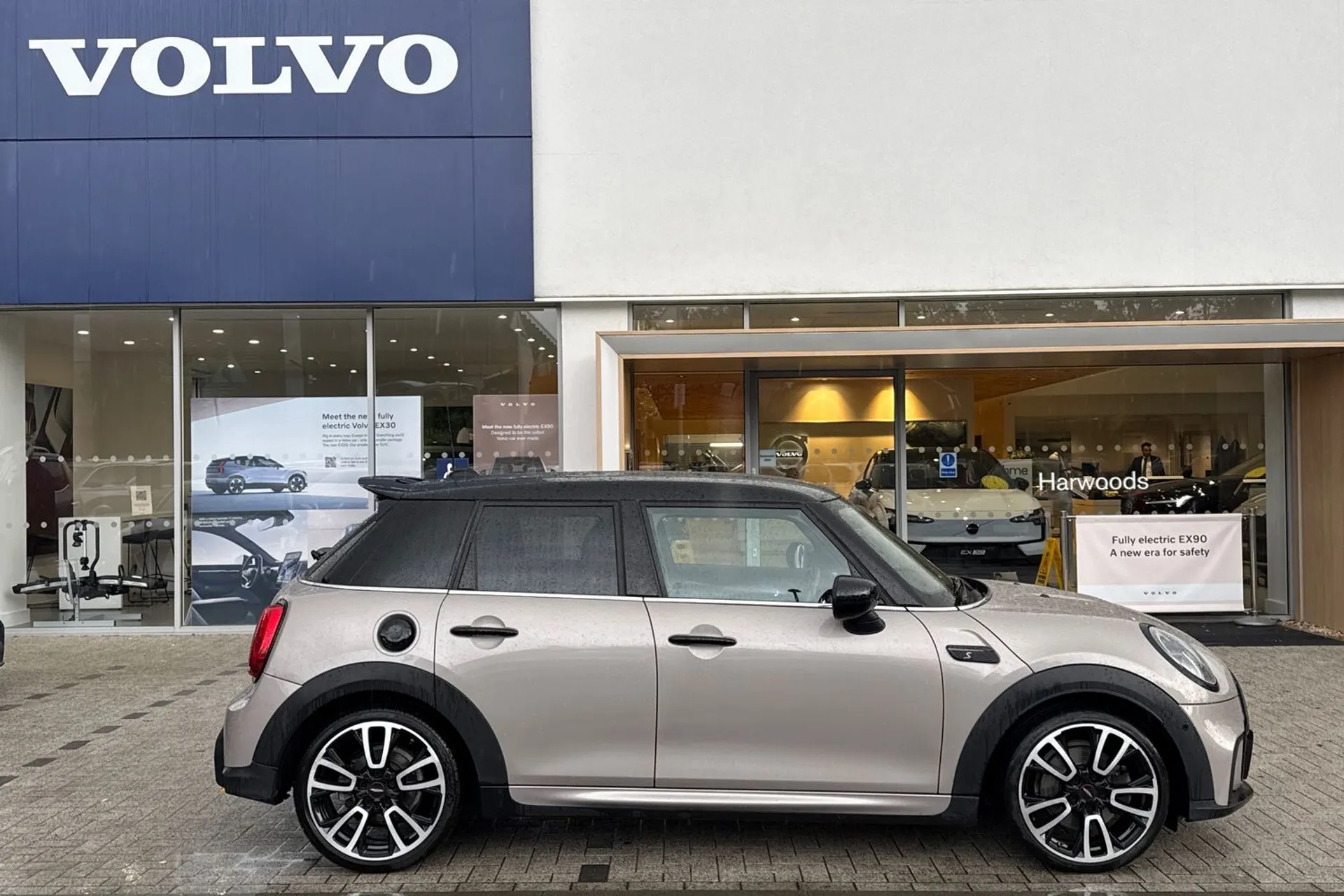 MINI HATCHBACK thumbnail image number 2