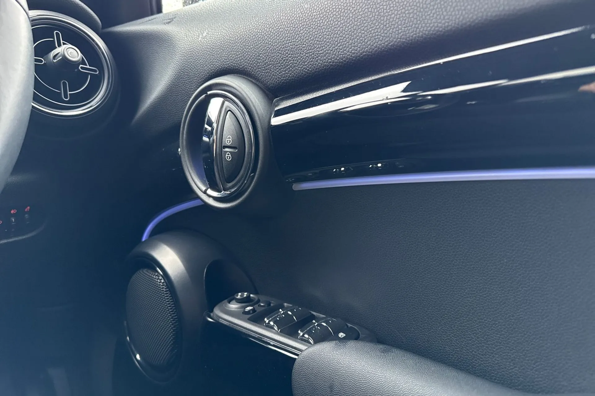 MINI HATCHBACK thumbnail image number 43