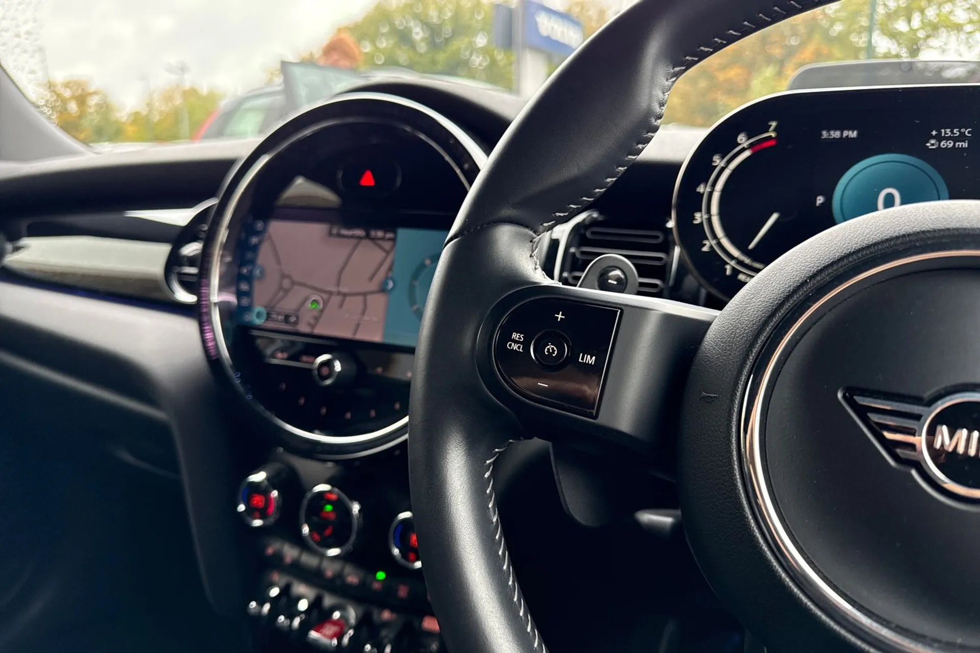 MINI HATCHBACK thumbnail image number 35