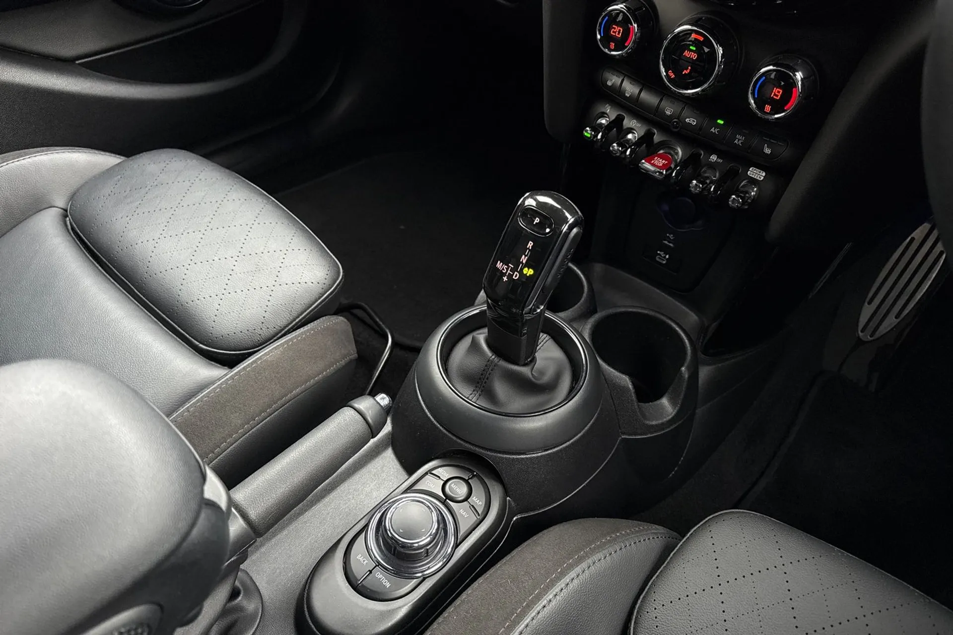 MINI HATCHBACK thumbnail image number 44