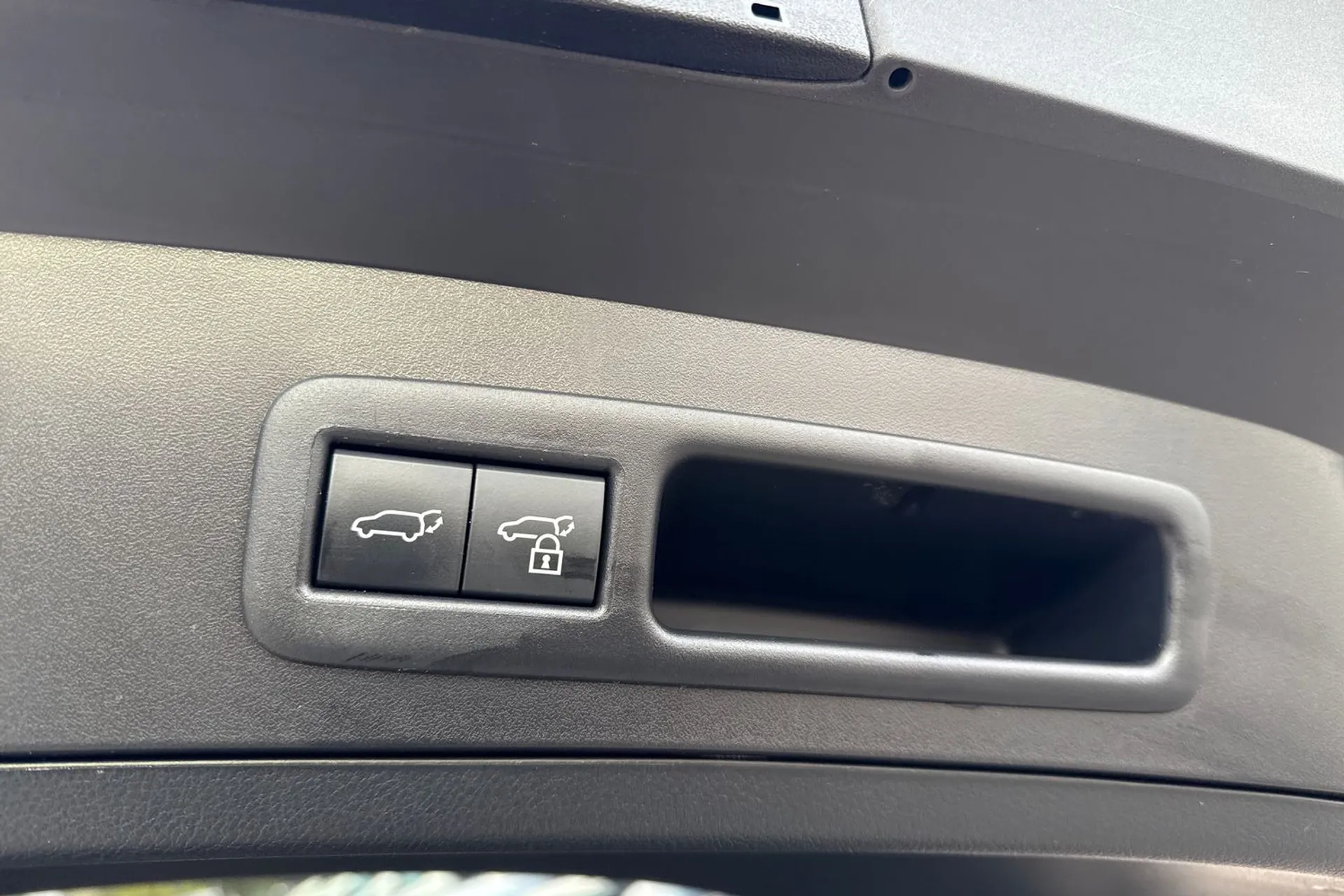 LEXUS UX thumbnail image number 21